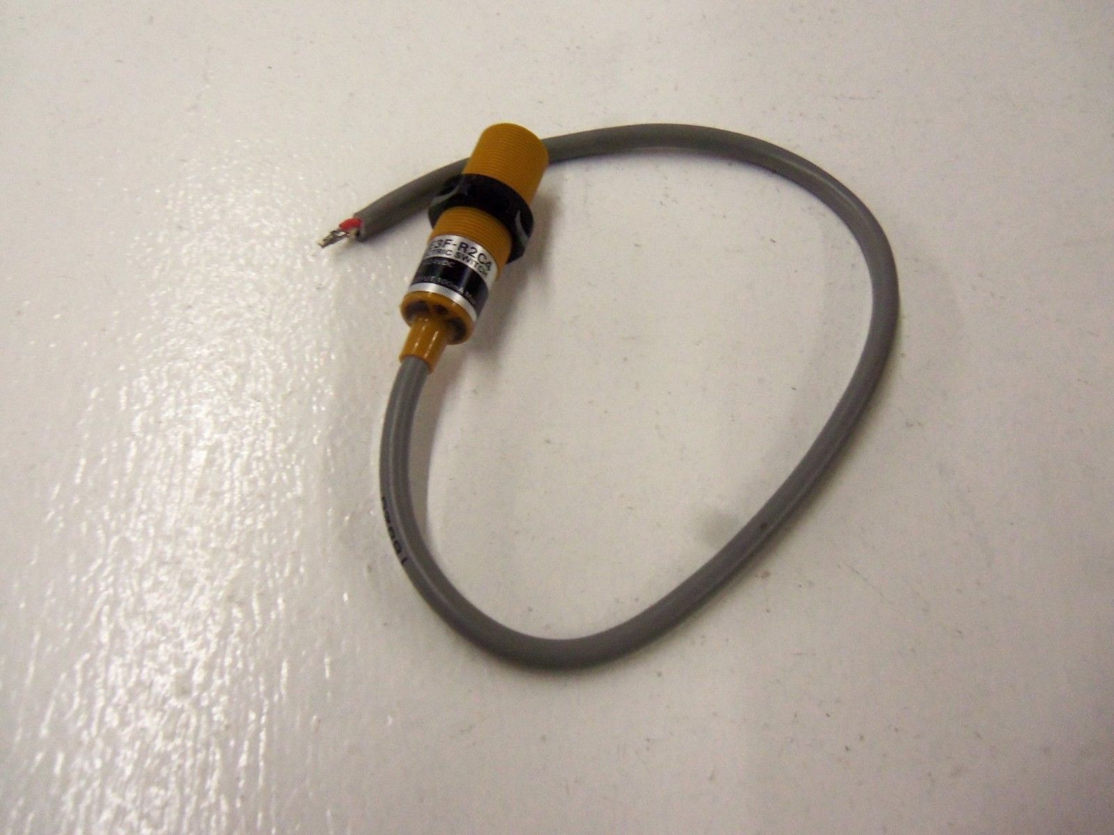 OMRON E3F-R2C4 PHOTOELECTRIC SWITCH *USED*