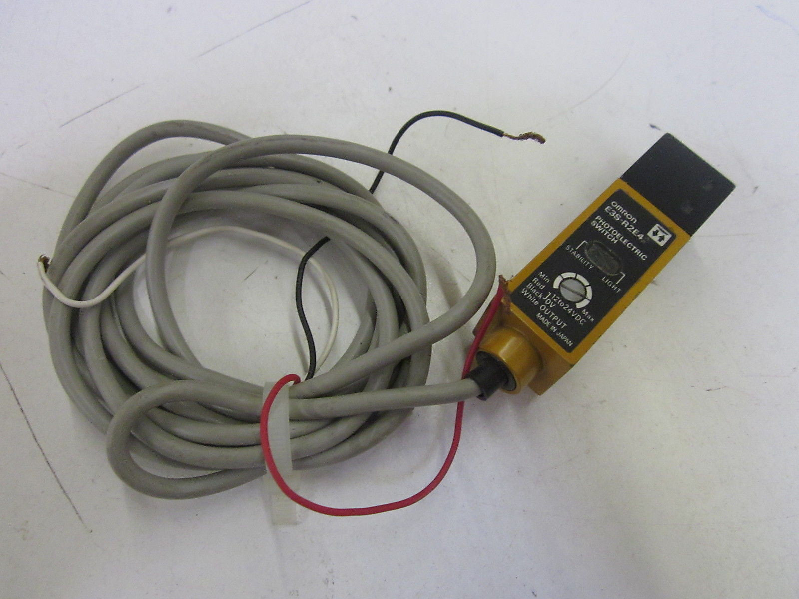 OMRON E3S-R2E42 *USED*