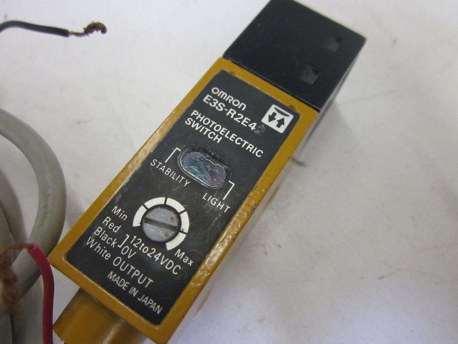 OMRON E3S-R2E42 *USED*