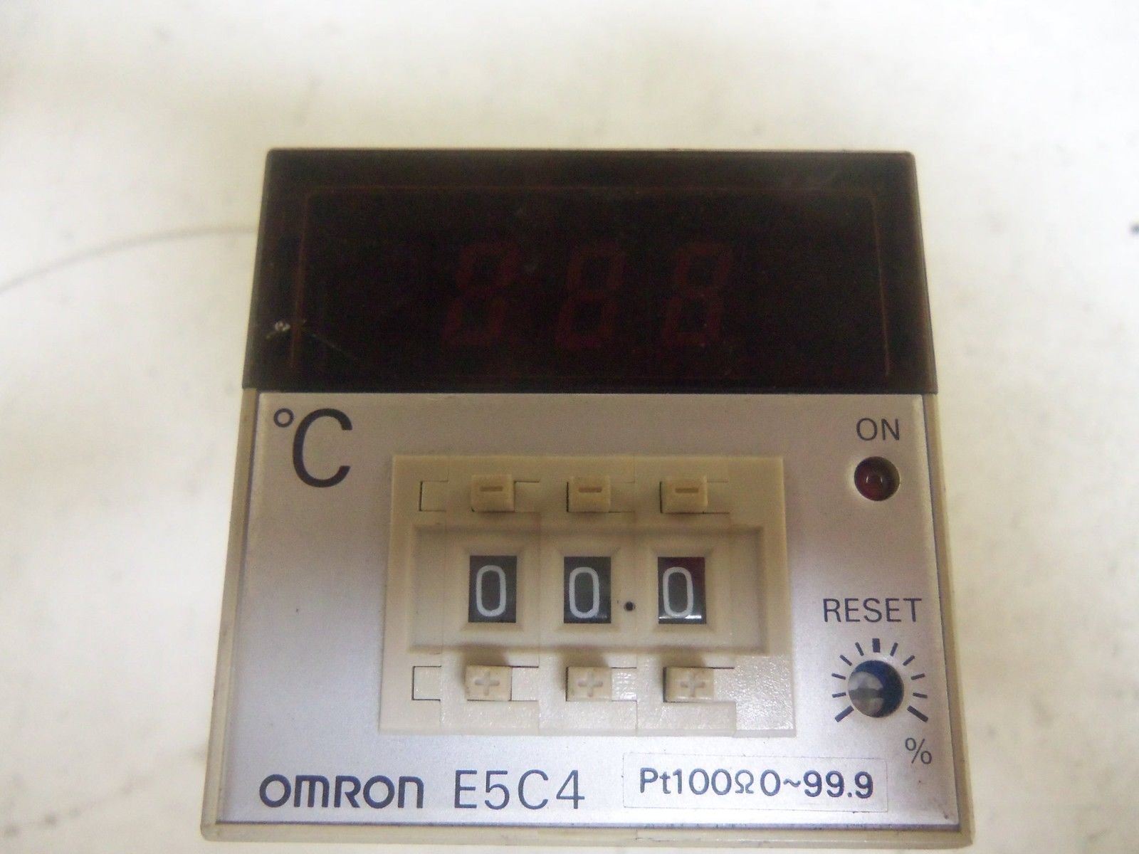 OMRON E5C4-R40P TEMPERATURE CONTROLLER *USED*