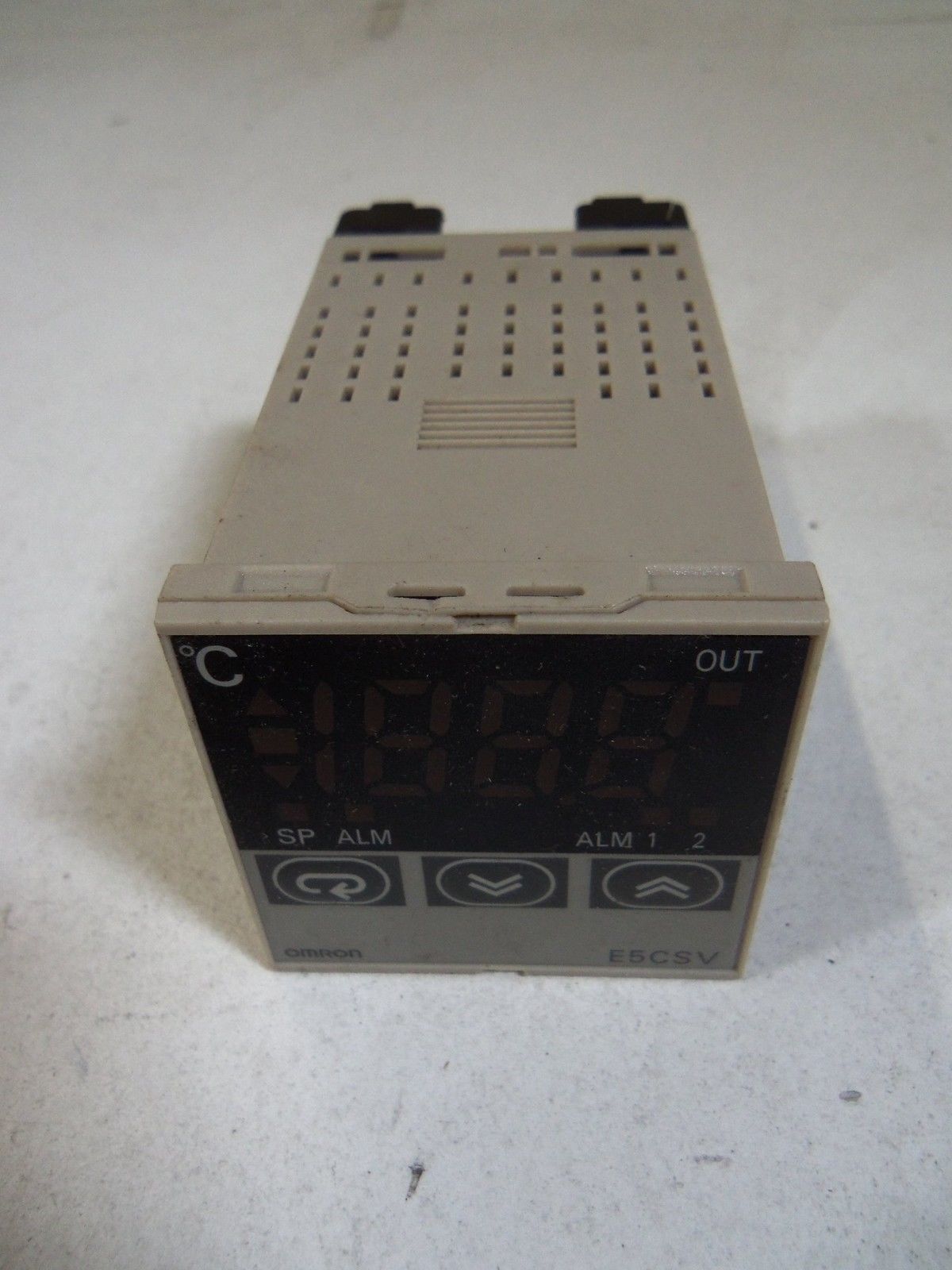 OMRON E5CSV-R1P-W TEMPERATURE CONTROLLER *USED*