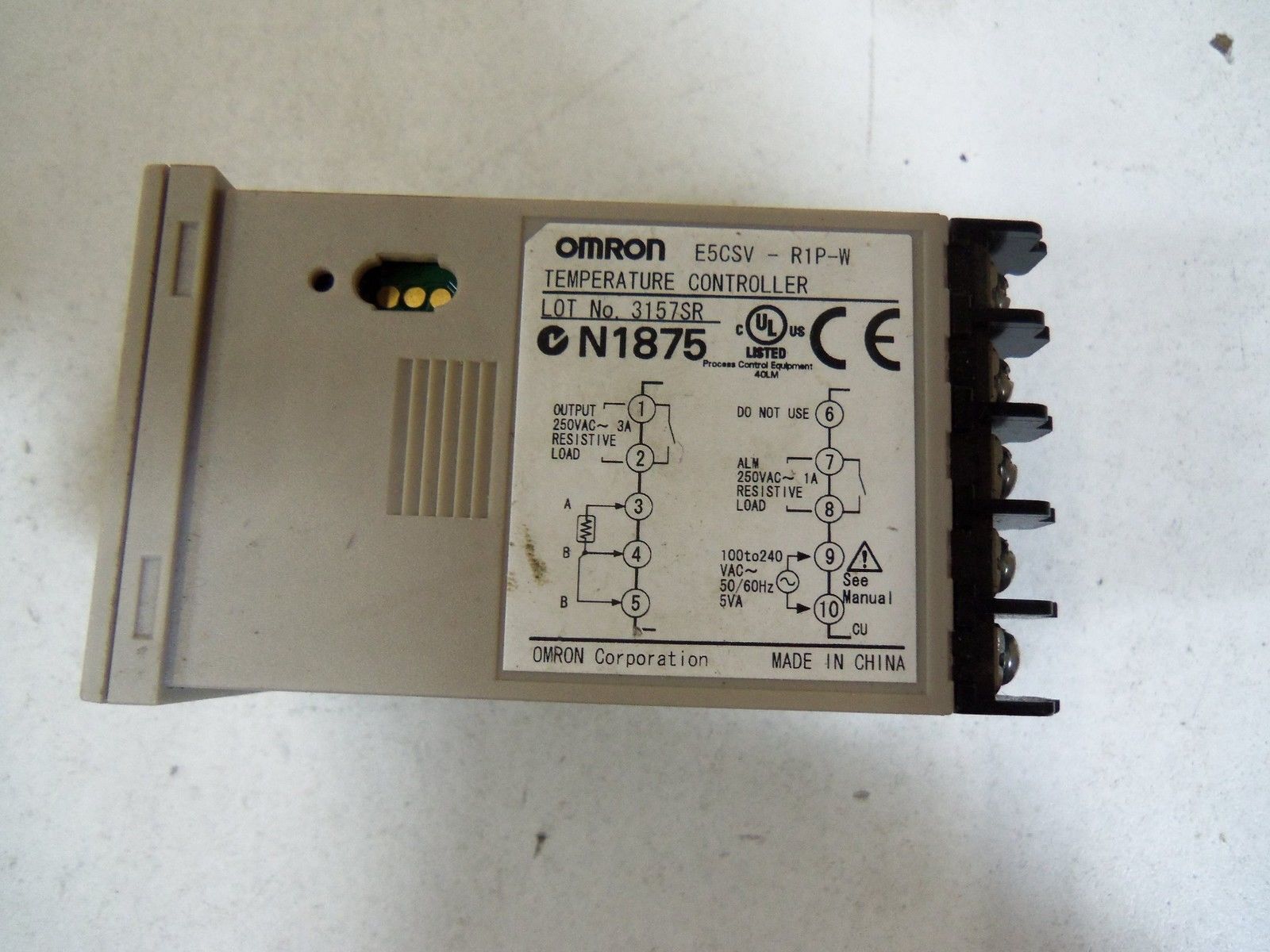OMRON E5CSV-R1P-W TEMPERATURE CONTROLLER *USED*