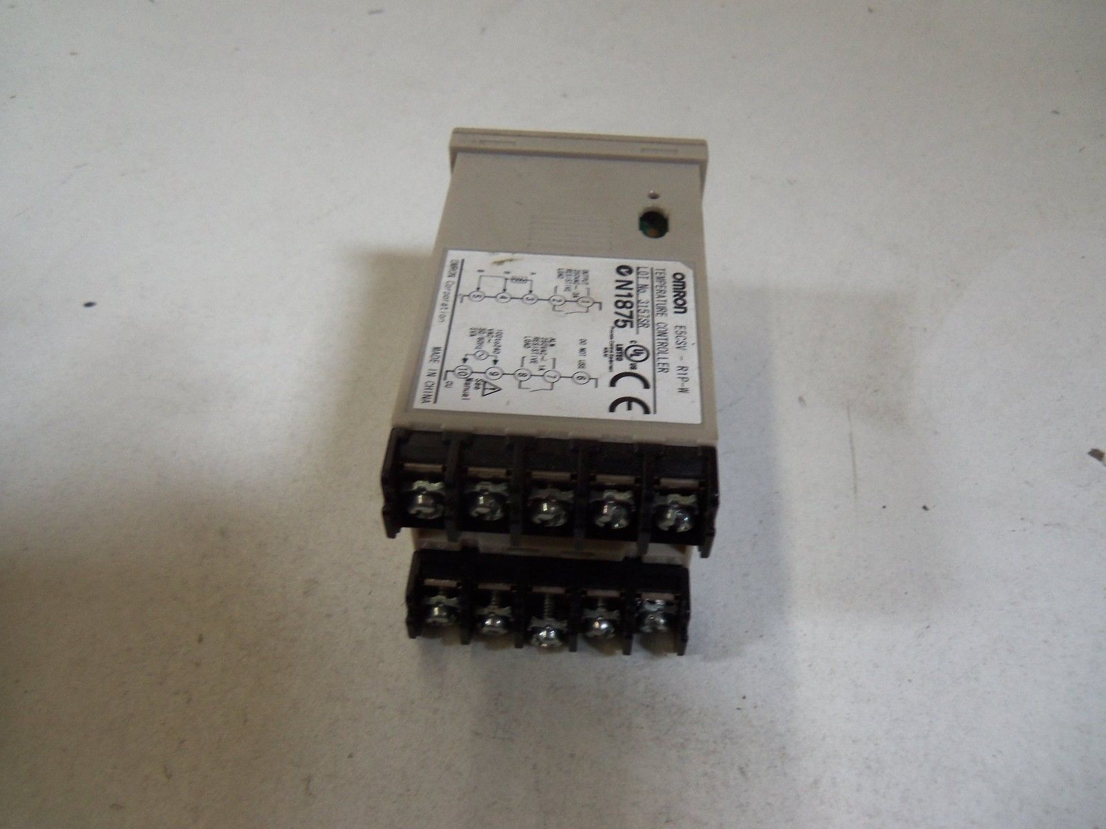 OMRON E5CSV-R1P-W TEMPERATURE CONTROLLER *USED*