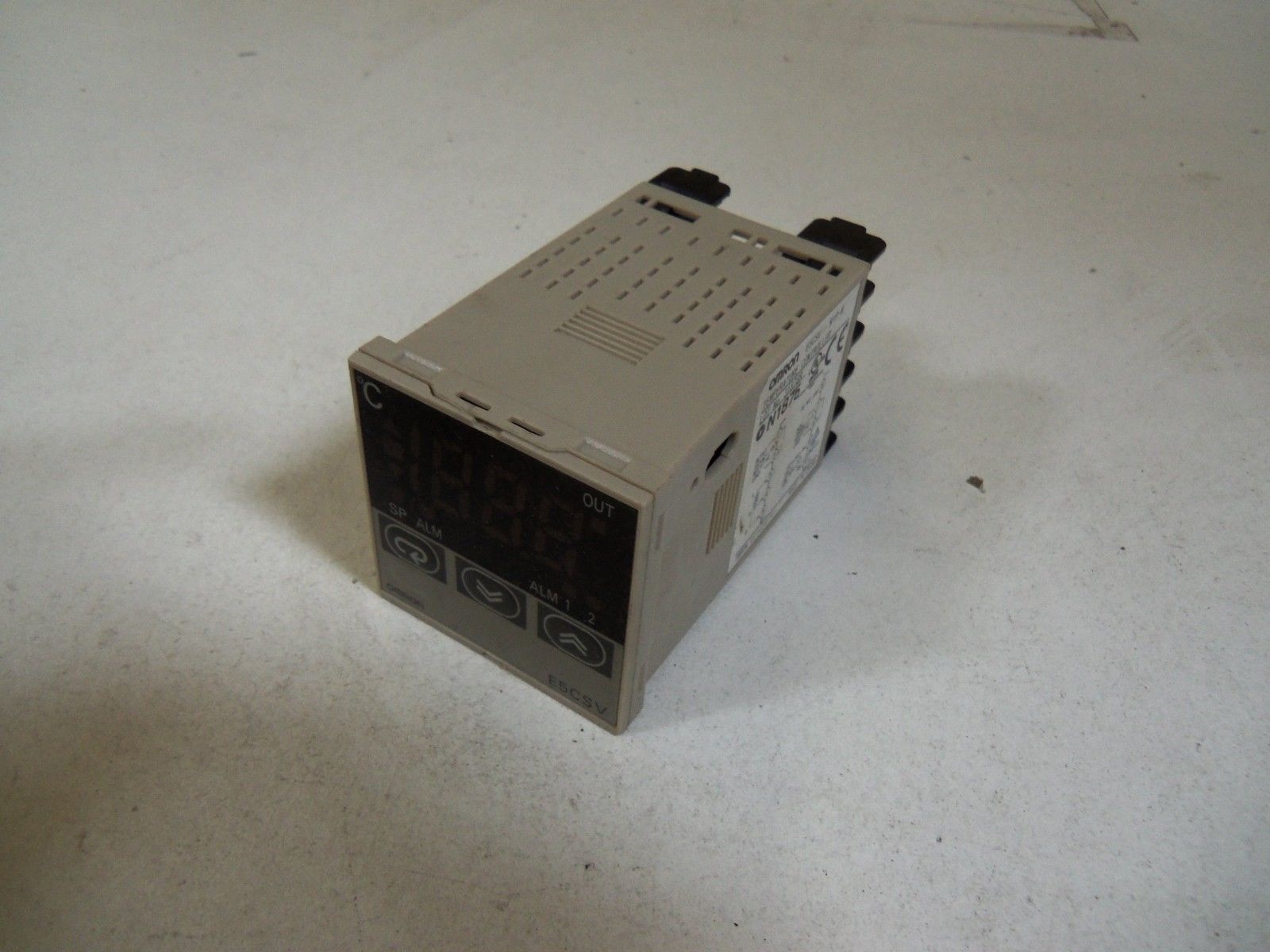 OMRON E5CSV-R1P-W TEMPERATURE CONTROLLER *USED*