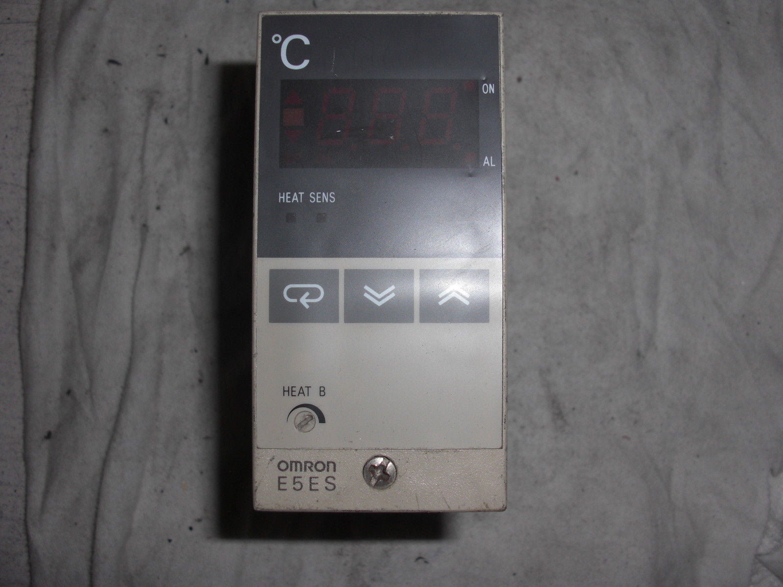 OMRON E5ES-QHKJ TEMPERATURE CONTROL *USED*