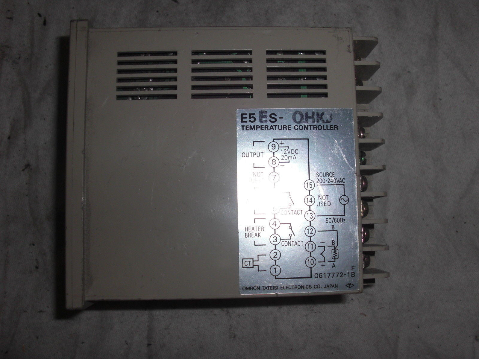 OMRON E5ES-QHKJ TEMPERATURE CONTROL *USED*