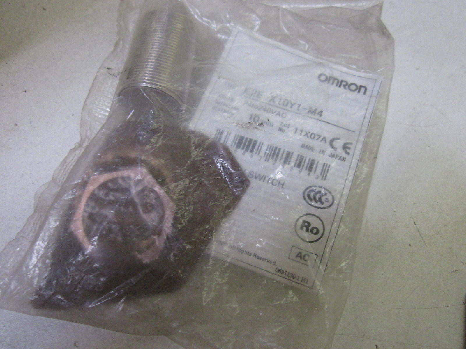 OMRON E2E-X10Y1-M4 *NEW NO BOX*