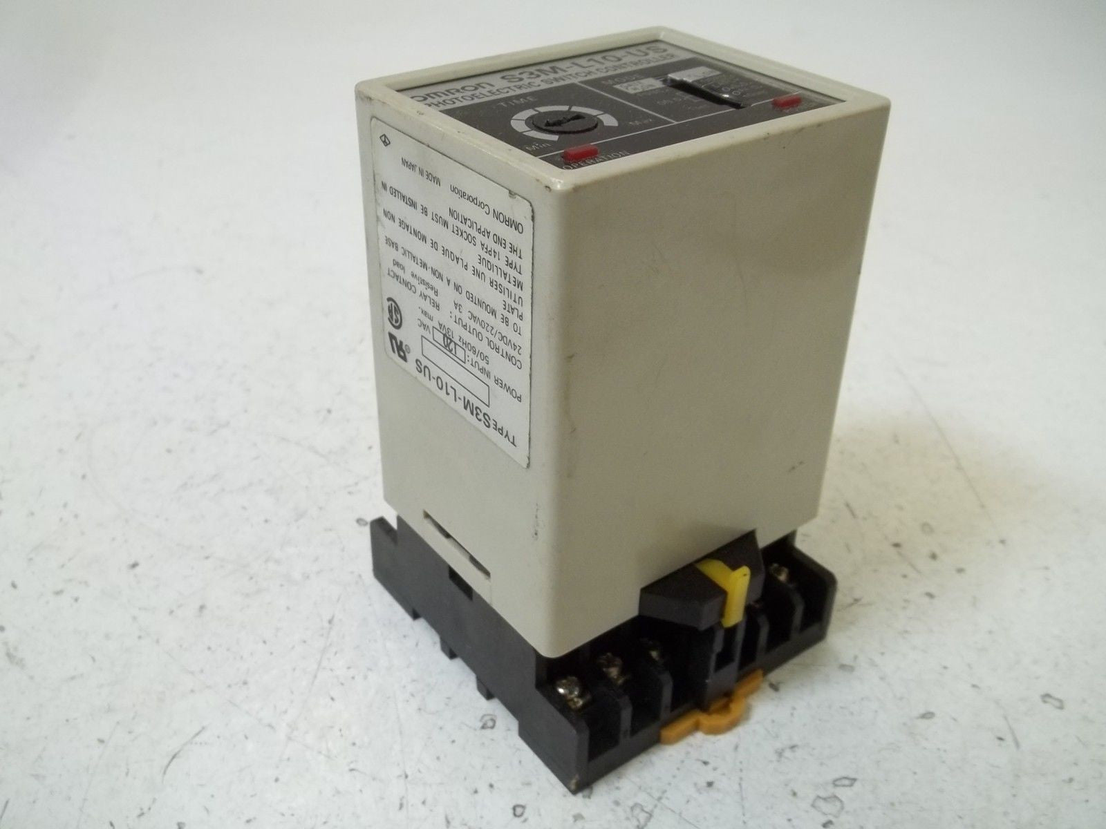 OMRON S3M-L10-US PHOTOELECTRIC SWITCH CONTROLLER *USED*