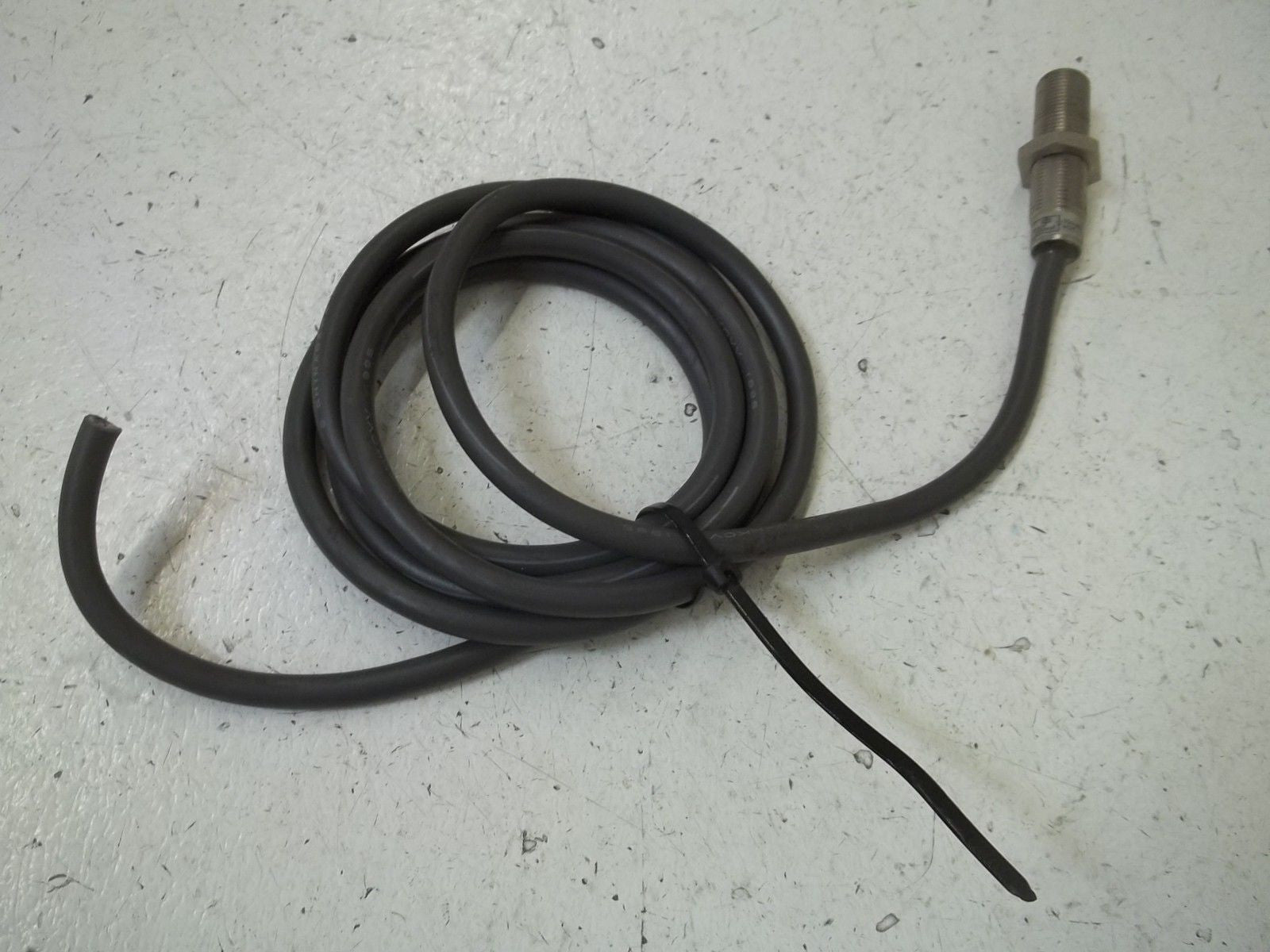 OMRON TL-X2E2 PROXIMITY SENSOR *USED*