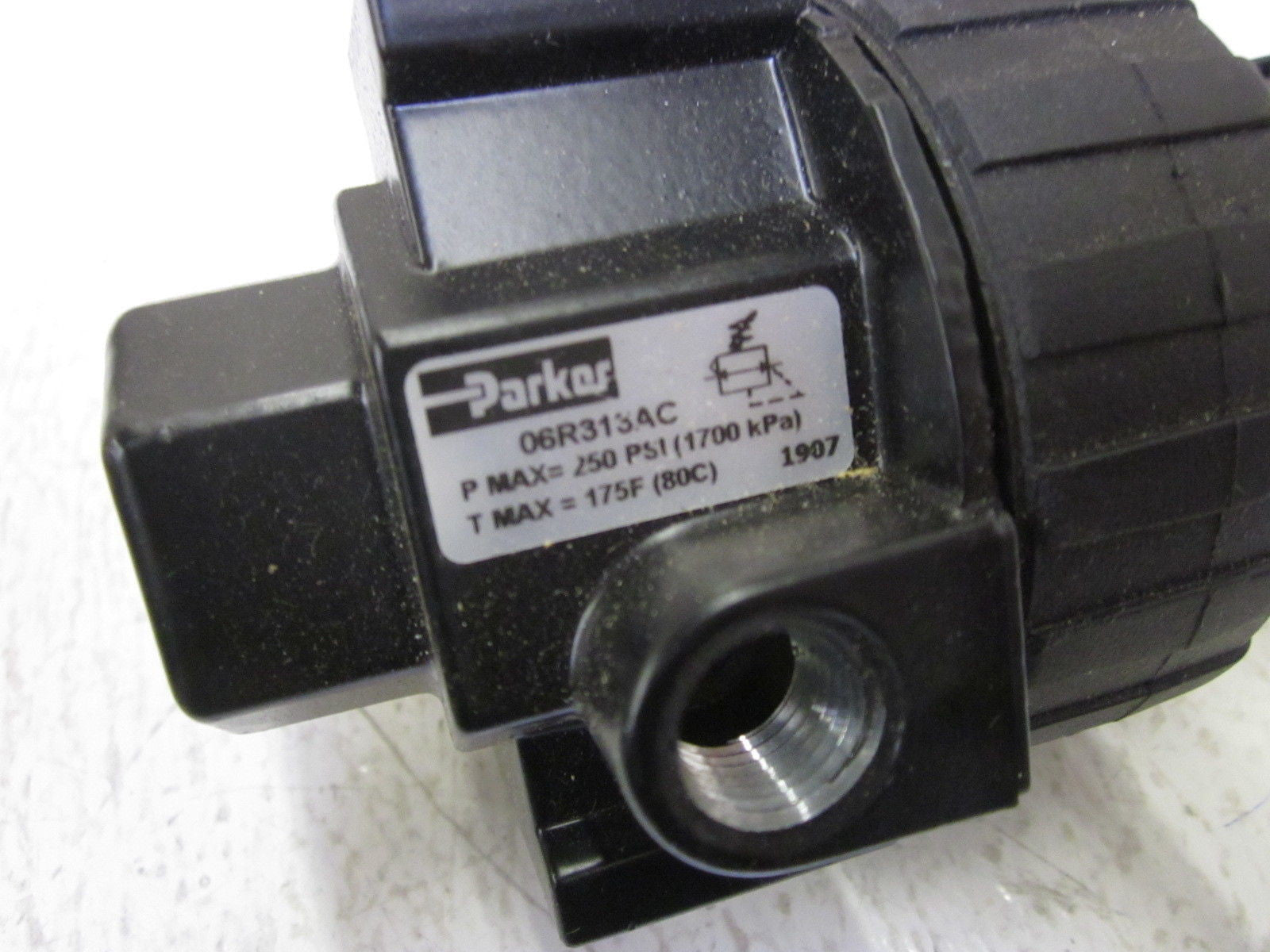 PARKER 06R313AC REGULATOR 1/2"  *USED*