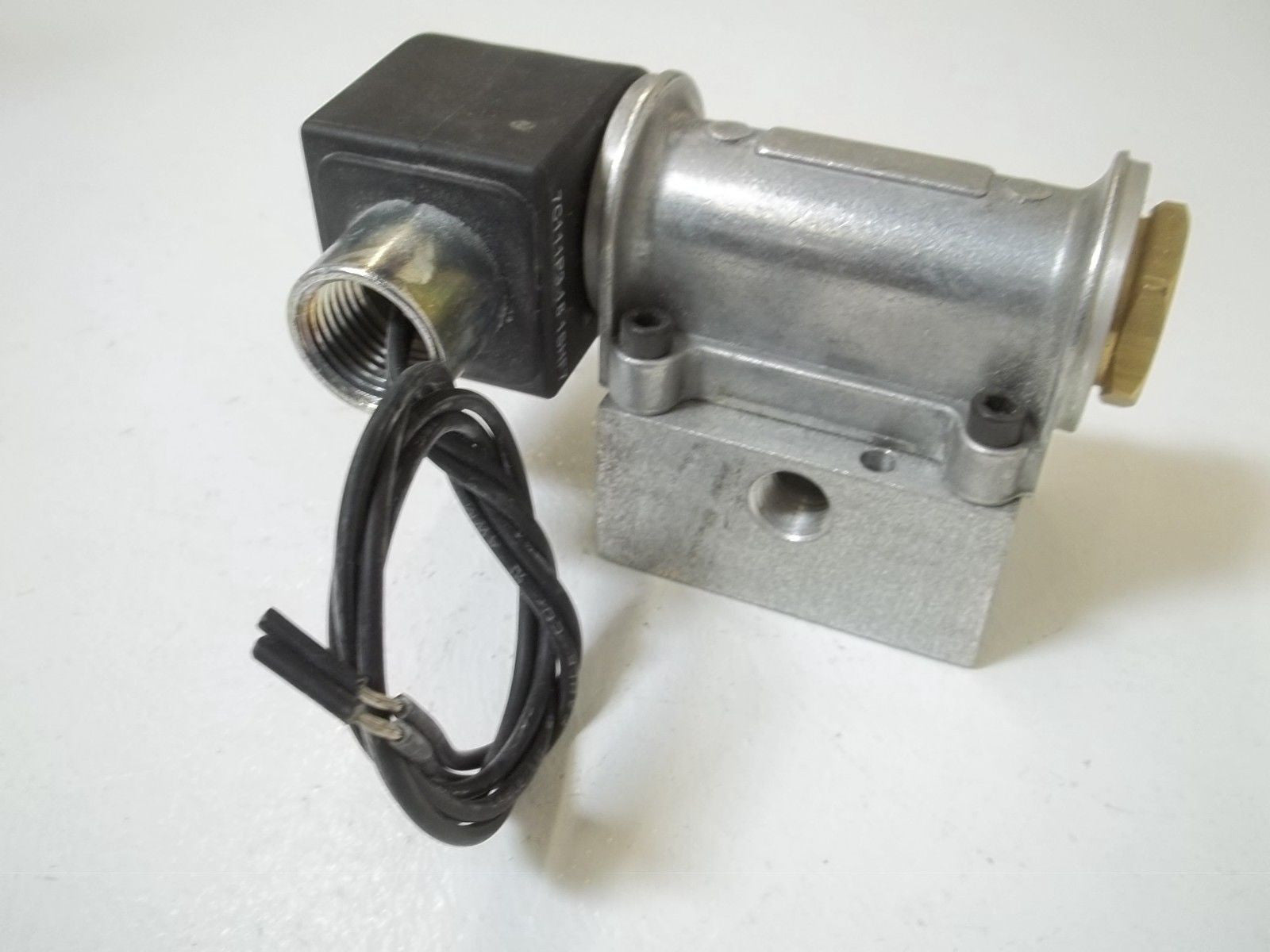 PARKER 315010110 4-WAY SINGLE SOLENOID VALVE *NEW*
