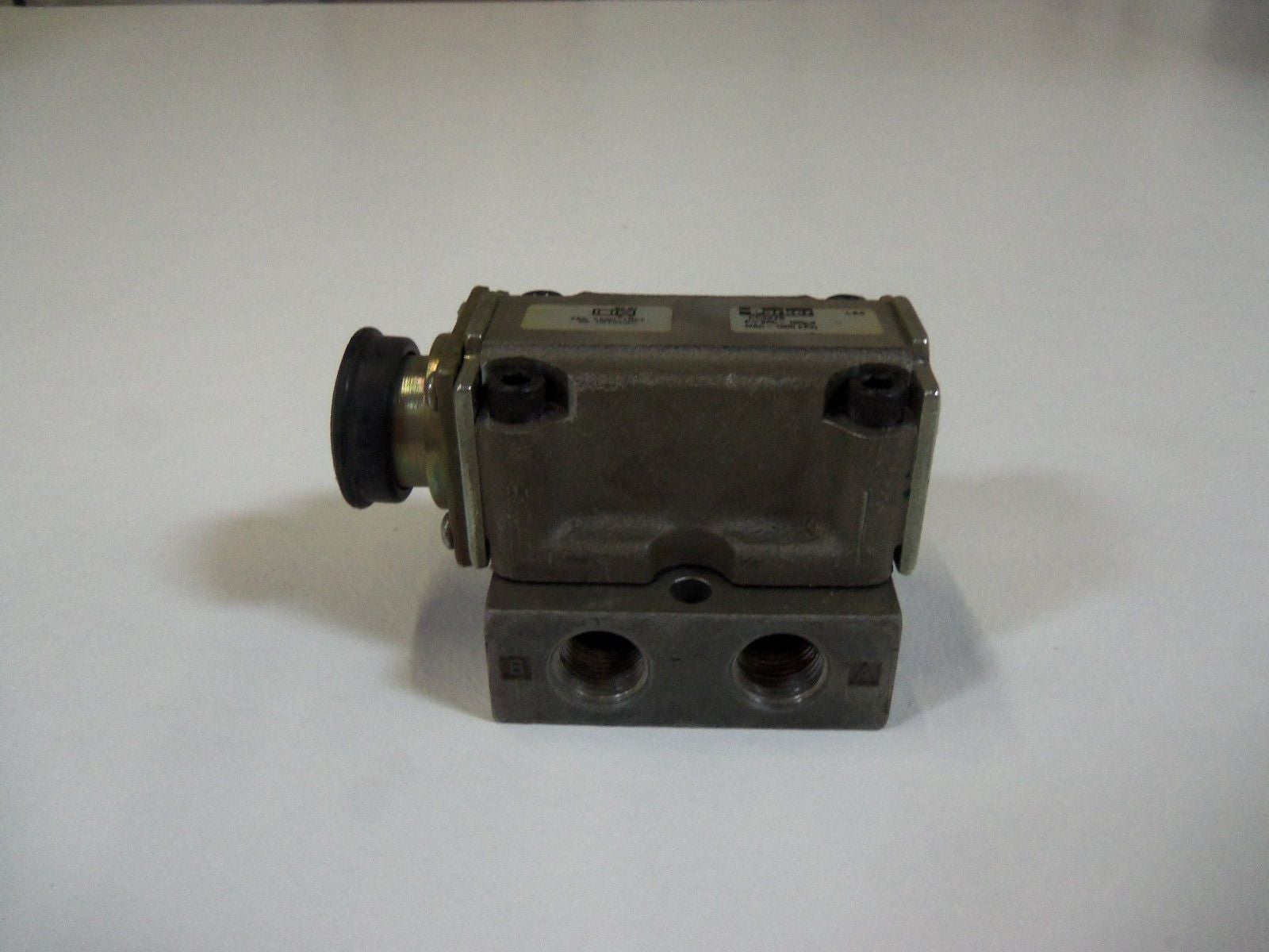 PARKER 3/8" BUTTON PALM VALVE CC337B *USED*