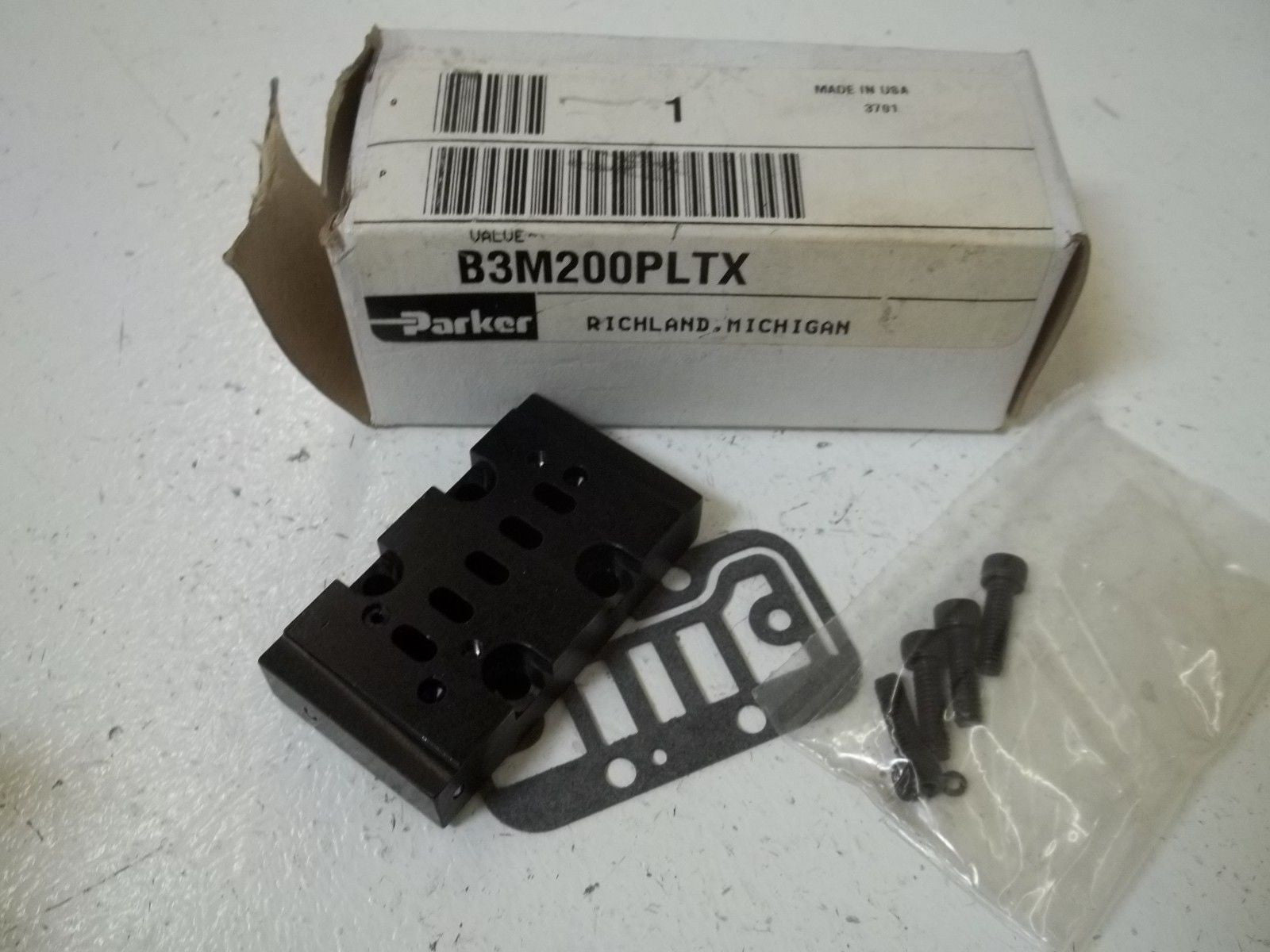 PARKER B3M200PLTX VALVE *NEW IN BOX*