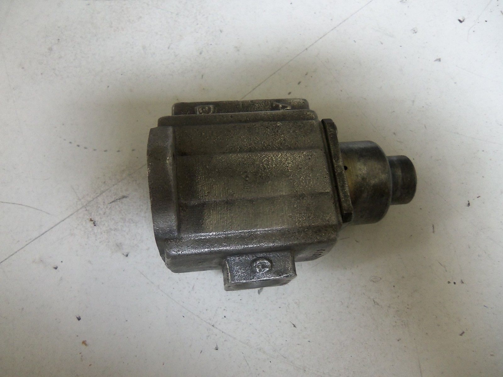 PARKER C1037 OPERATED PISTON VALVE *USED*