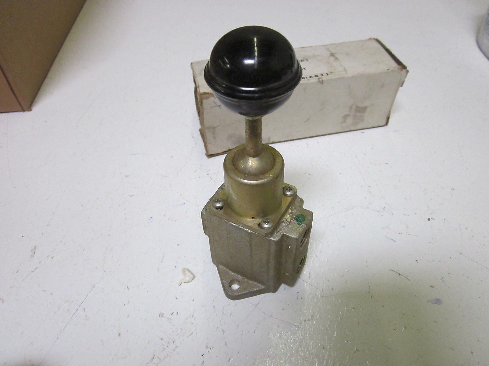 PARKER C525-FH HAND OPERATED VALVE 1/4" *USED*