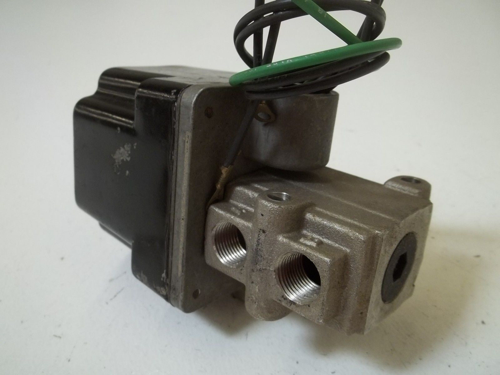 PARKER CWJ13701 SOLENOID VALVE 120V 23.8WATTS *USED*