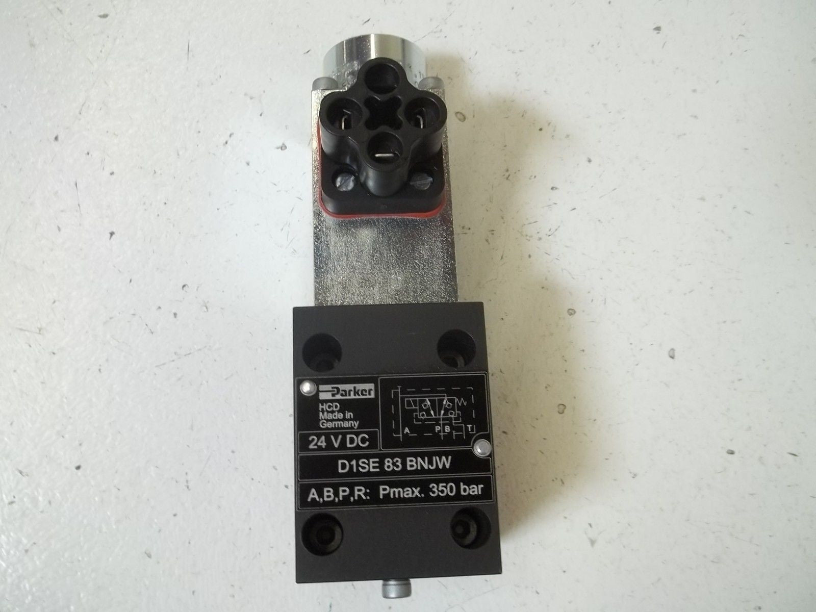 PARKER D1SE83BNJW HYDRAULIC VALVE 24VDC  *NEW IN BOX*