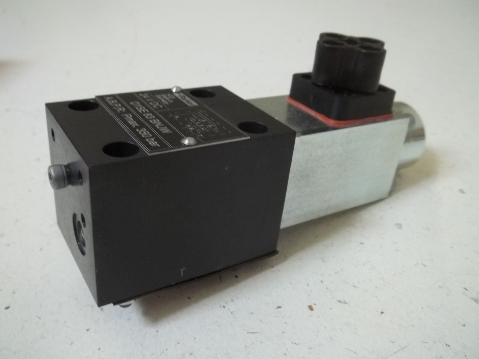 PARKER D1SE83BNJW HYDRAULIC VALVE 24VDC  *NEW IN BOX*