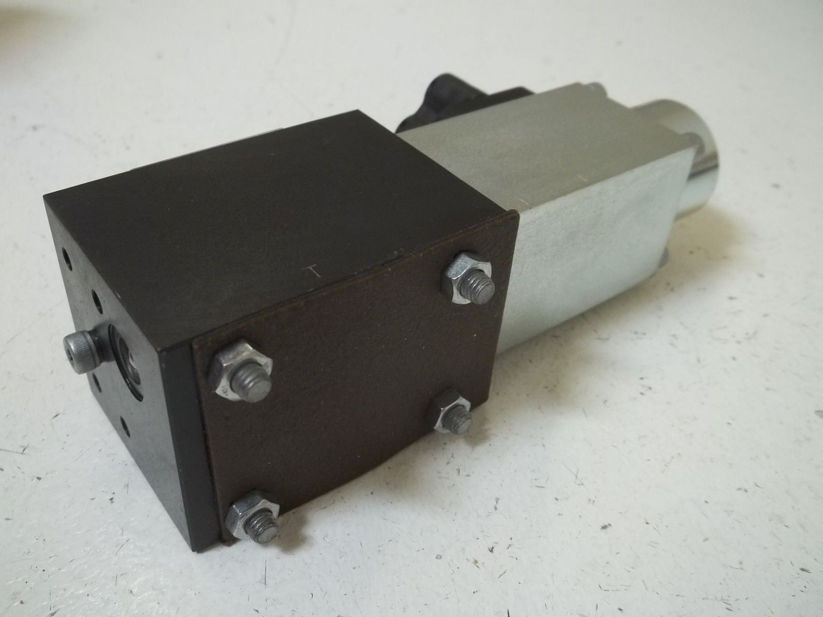 PARKER D1SE83BNJW HYDRAULIC VALVE 24VDC  *NEW IN BOX*