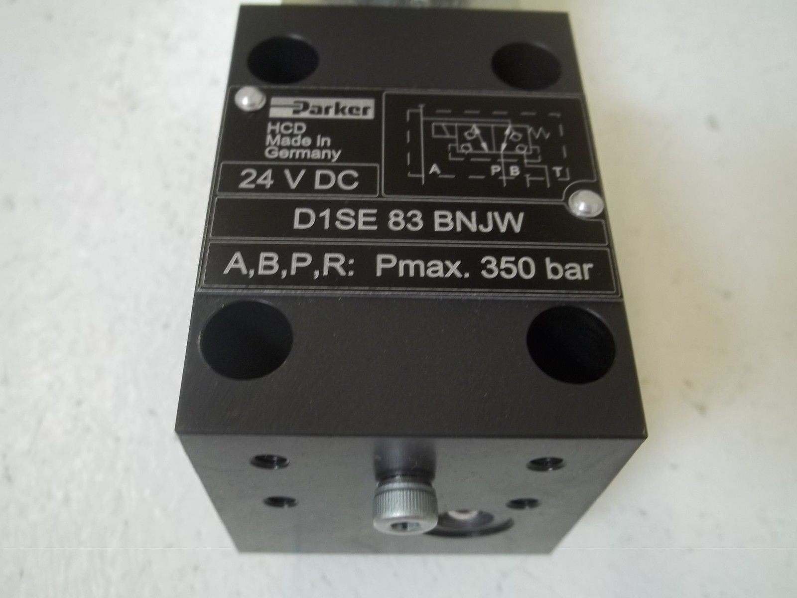 PARKER D1SE83BNJW HYDRAULIC VALVE 24VDC  *NEW IN BOX*