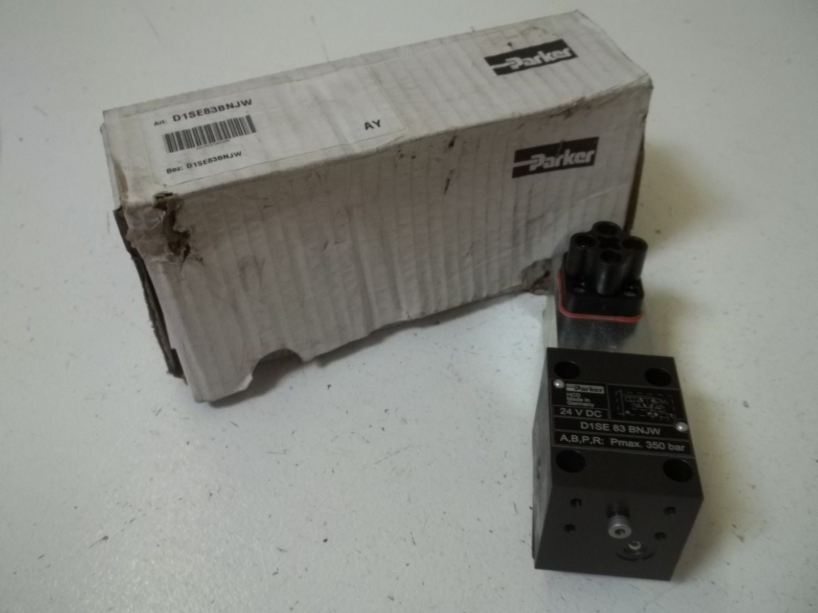 PARKER D1SE83BNJW HYDRAULIC VALVE 24VDC  *NEW IN BOX*