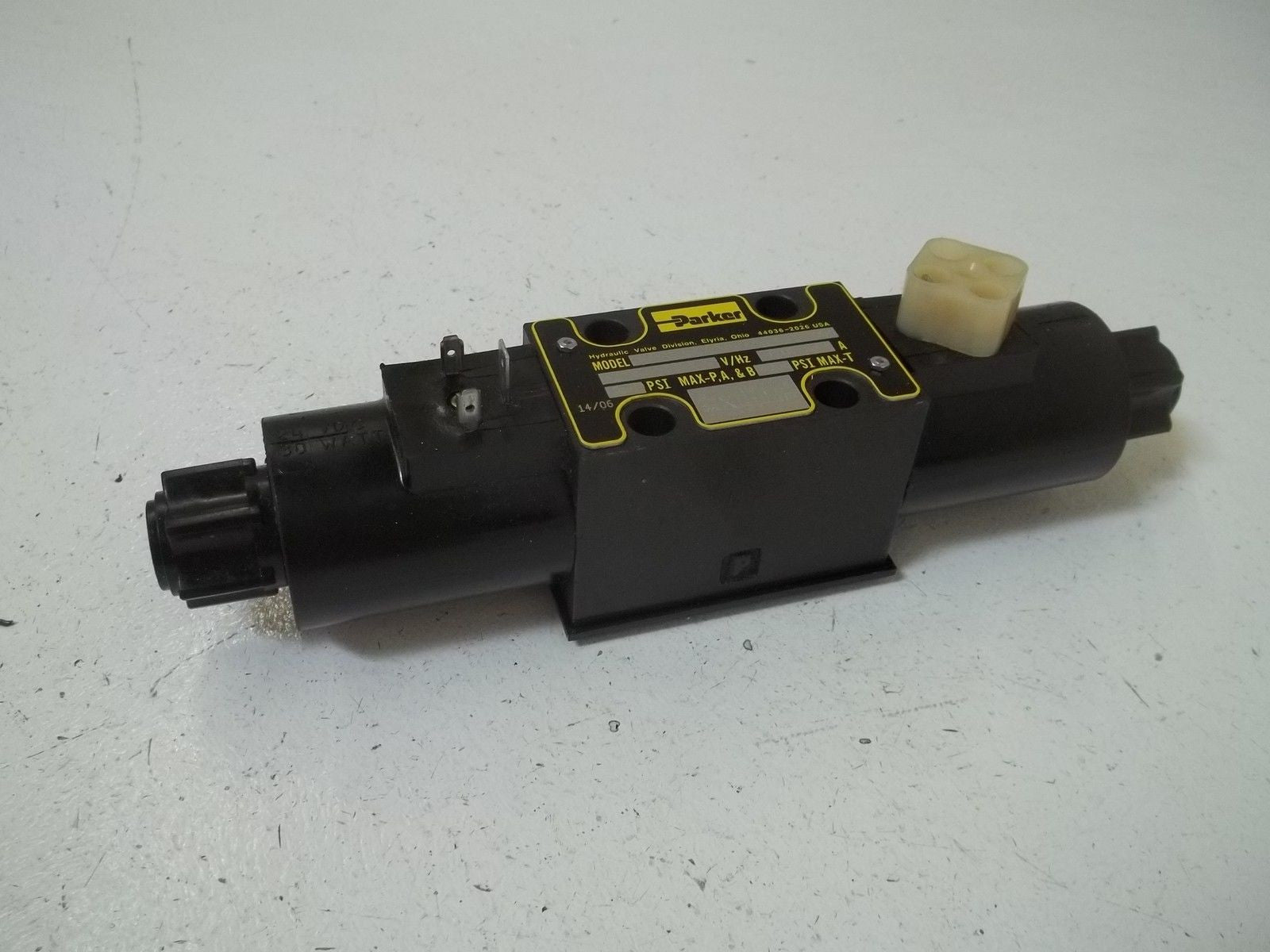 PARKER D1VW004CNJWG-82  DIRECTIONAL CONTROL VALVE *USED*