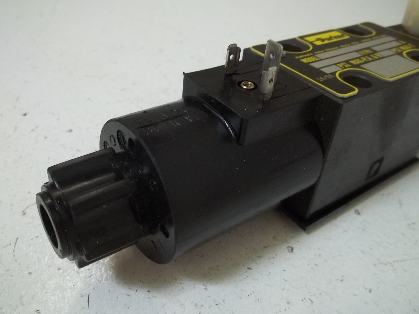 PARKER D1VW004CNJWG-82  DIRECTIONAL CONTROL VALVE *USED*