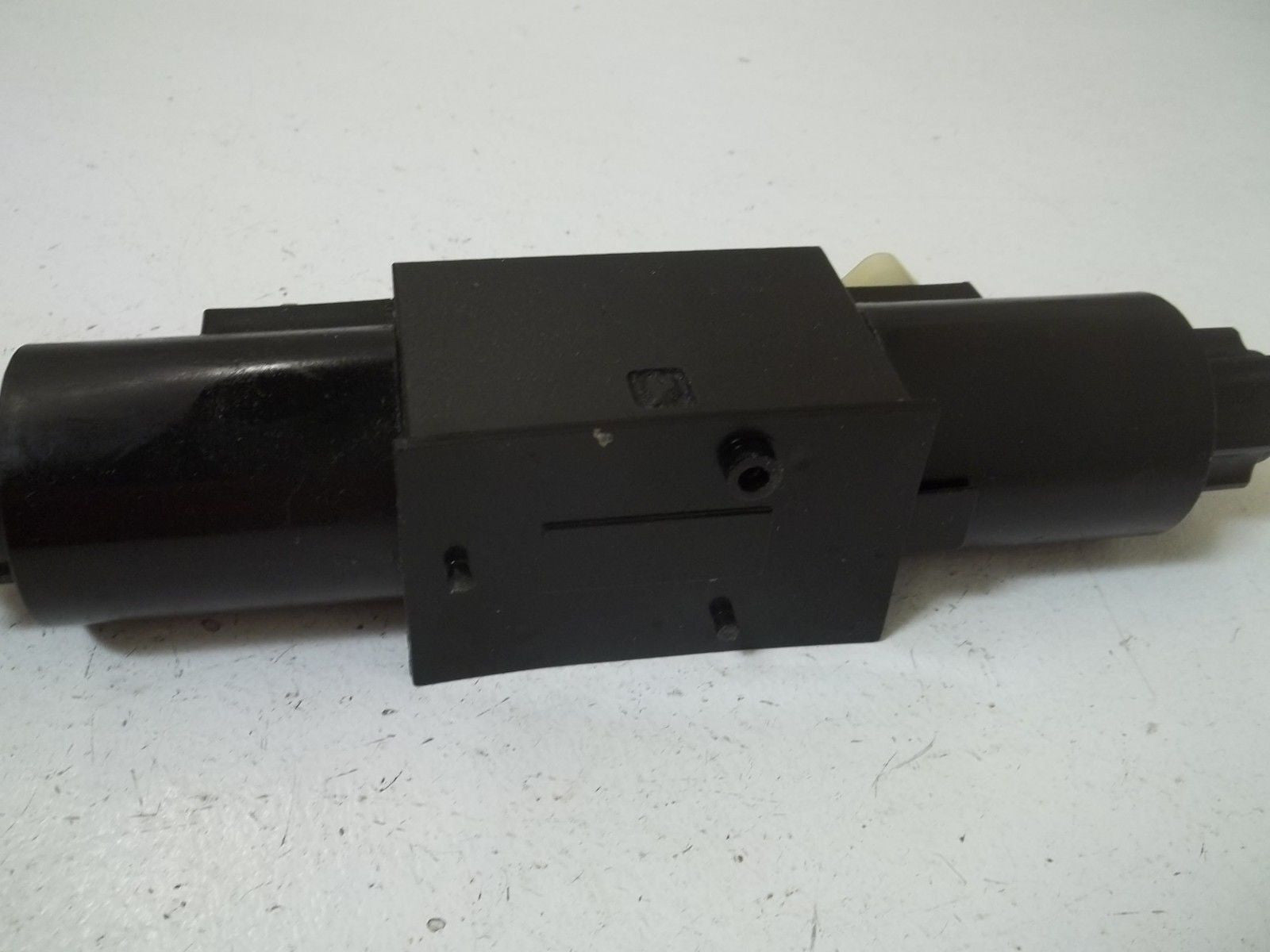 PARKER D1VW004CNJWG-82  DIRECTIONAL CONTROL VALVE *USED*