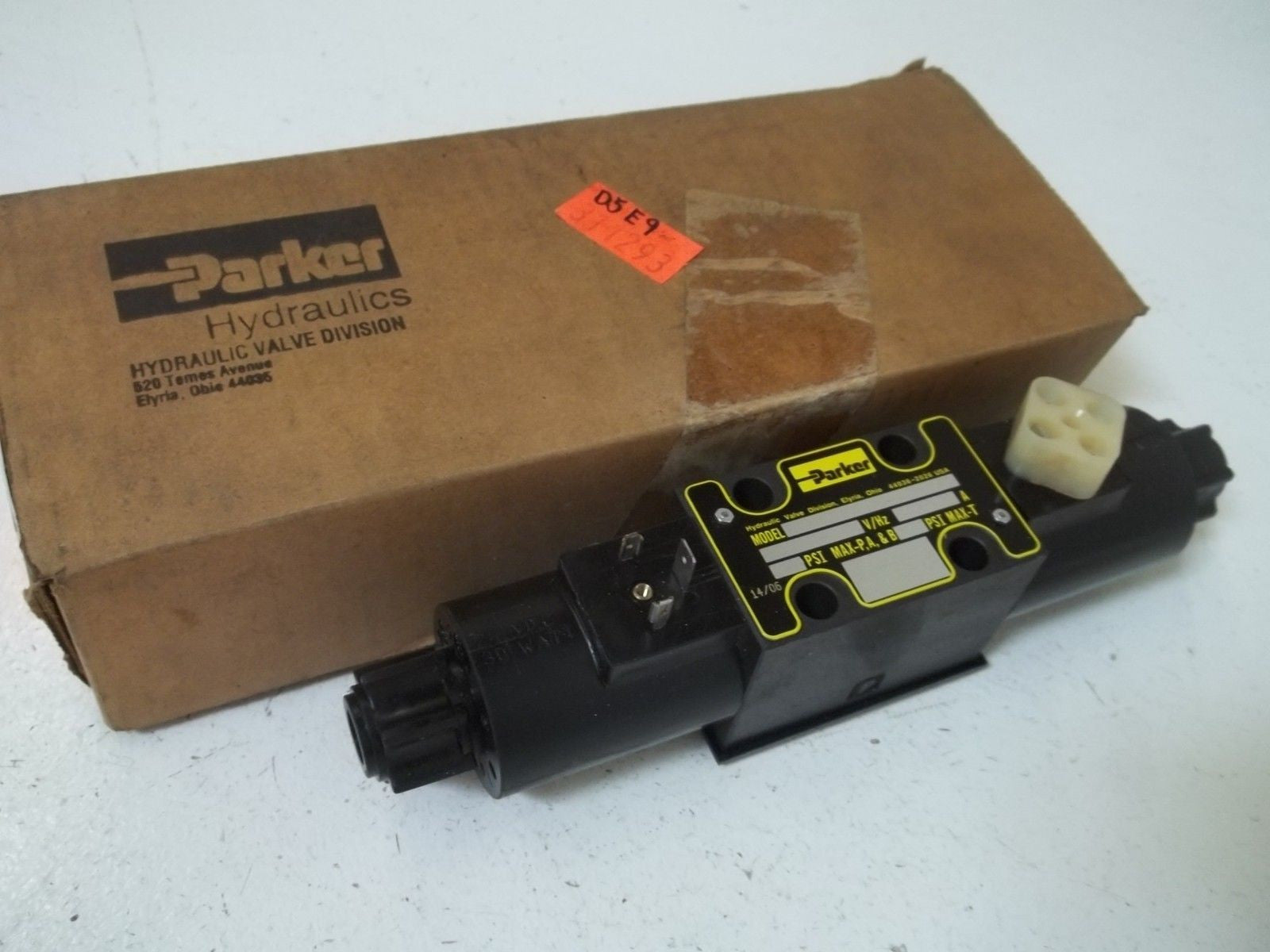 PARKER D1VW004CNJWG-82  DIRECTIONAL CONTROL VALVE *USED*