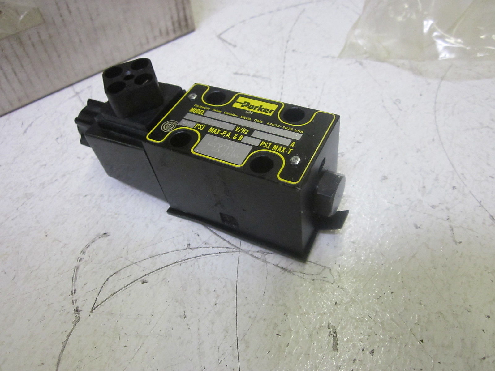 PARKER D1VW20BNYWF475 DIRECTIONAL CONTROL VALVE 120V *NEW IN BOX*