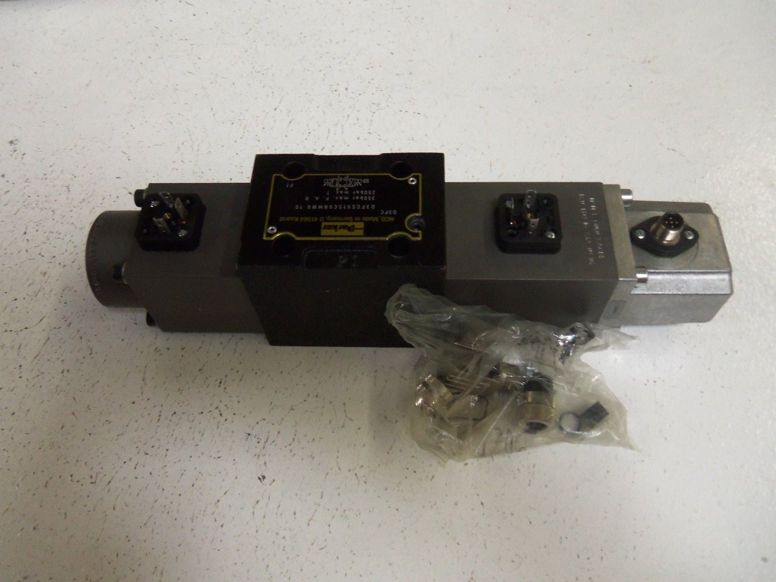 PARKER D3FCE01SC0NMW0 HYDRAULIC VALVE *NEW IN BOX*