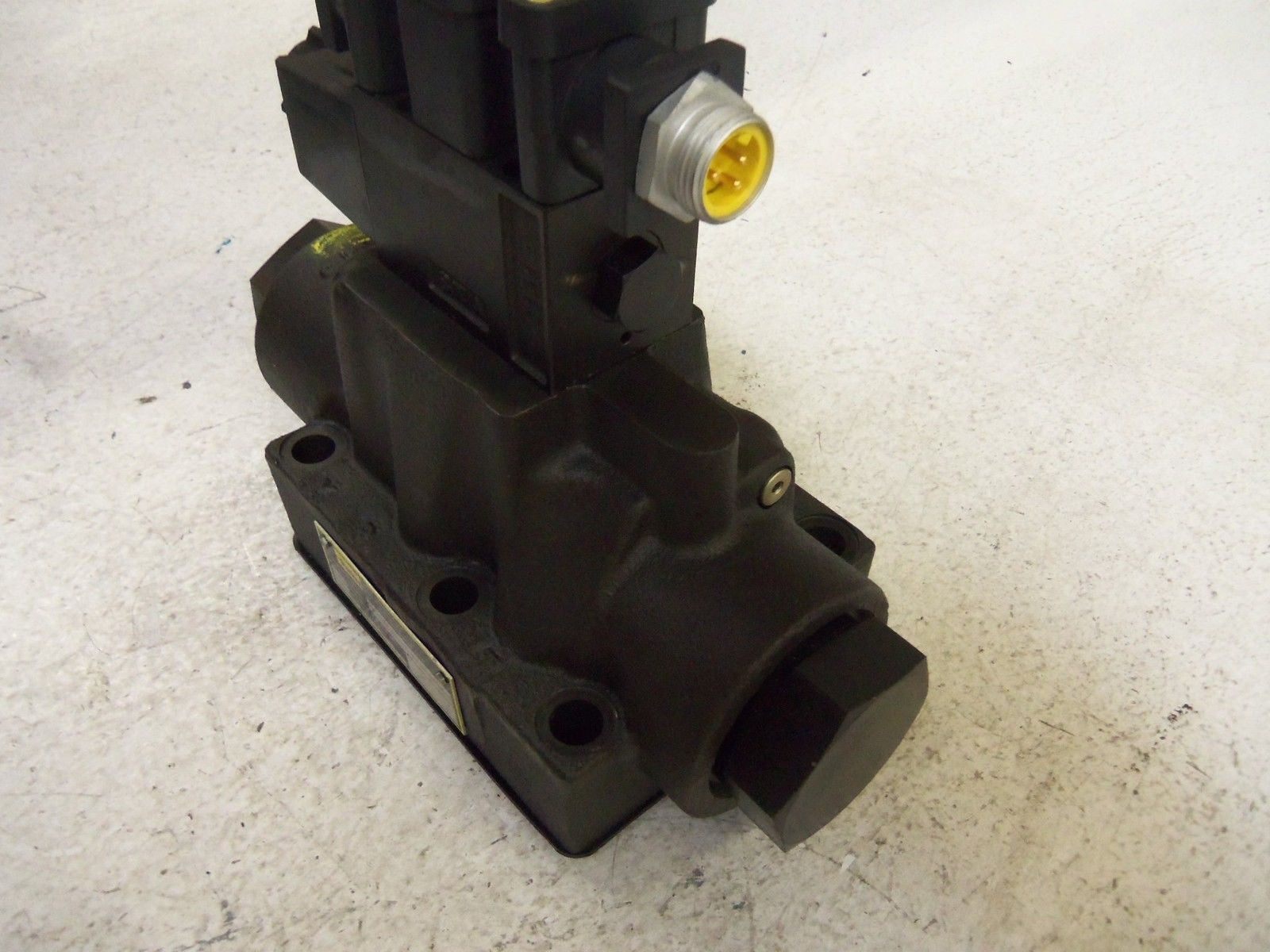 PARKER D61VW1E4NYCF6 75 VALVE *USED*