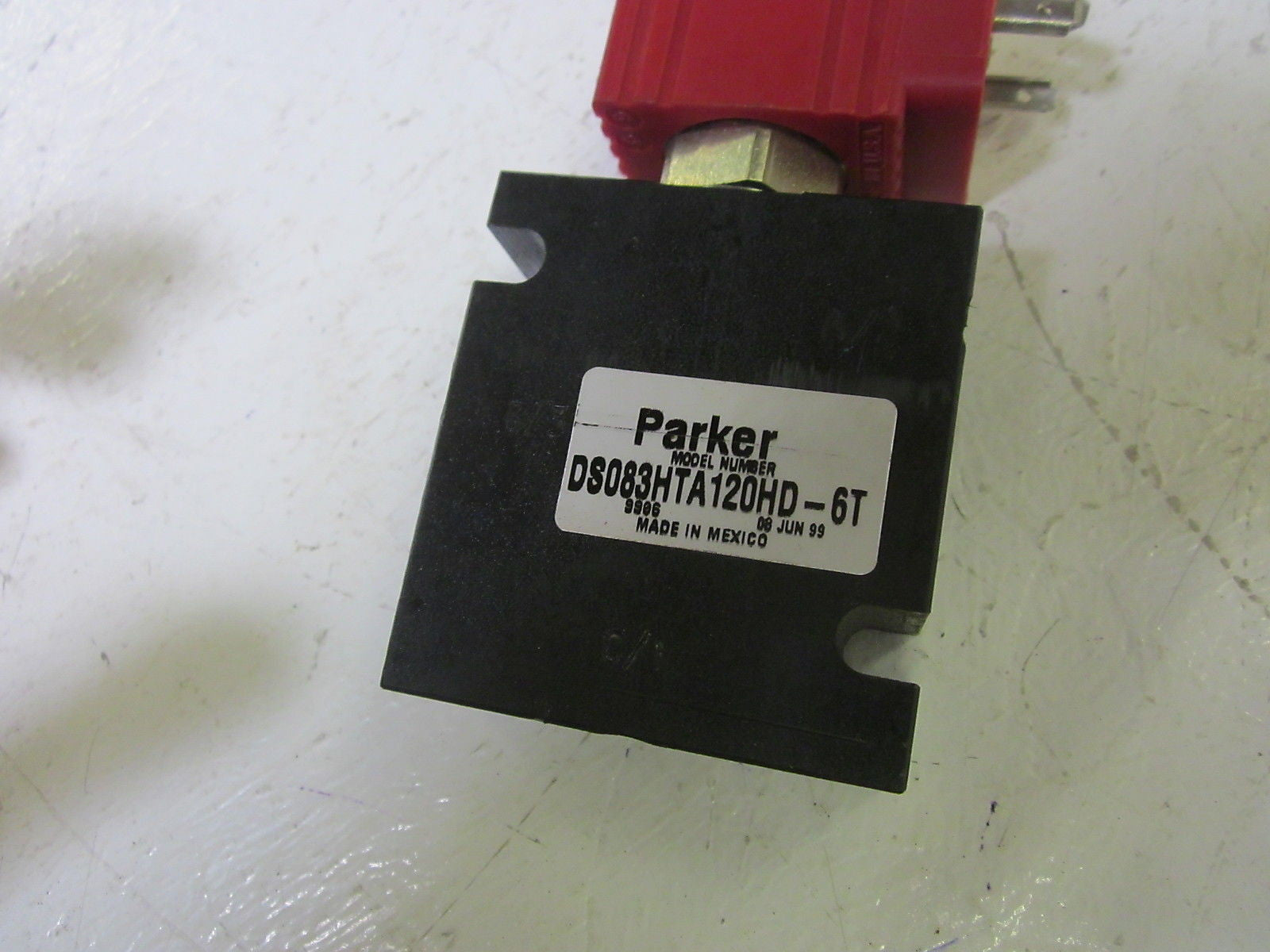 PARKER DS083HTA120HD-6T  VALVE 120VAC *USED*