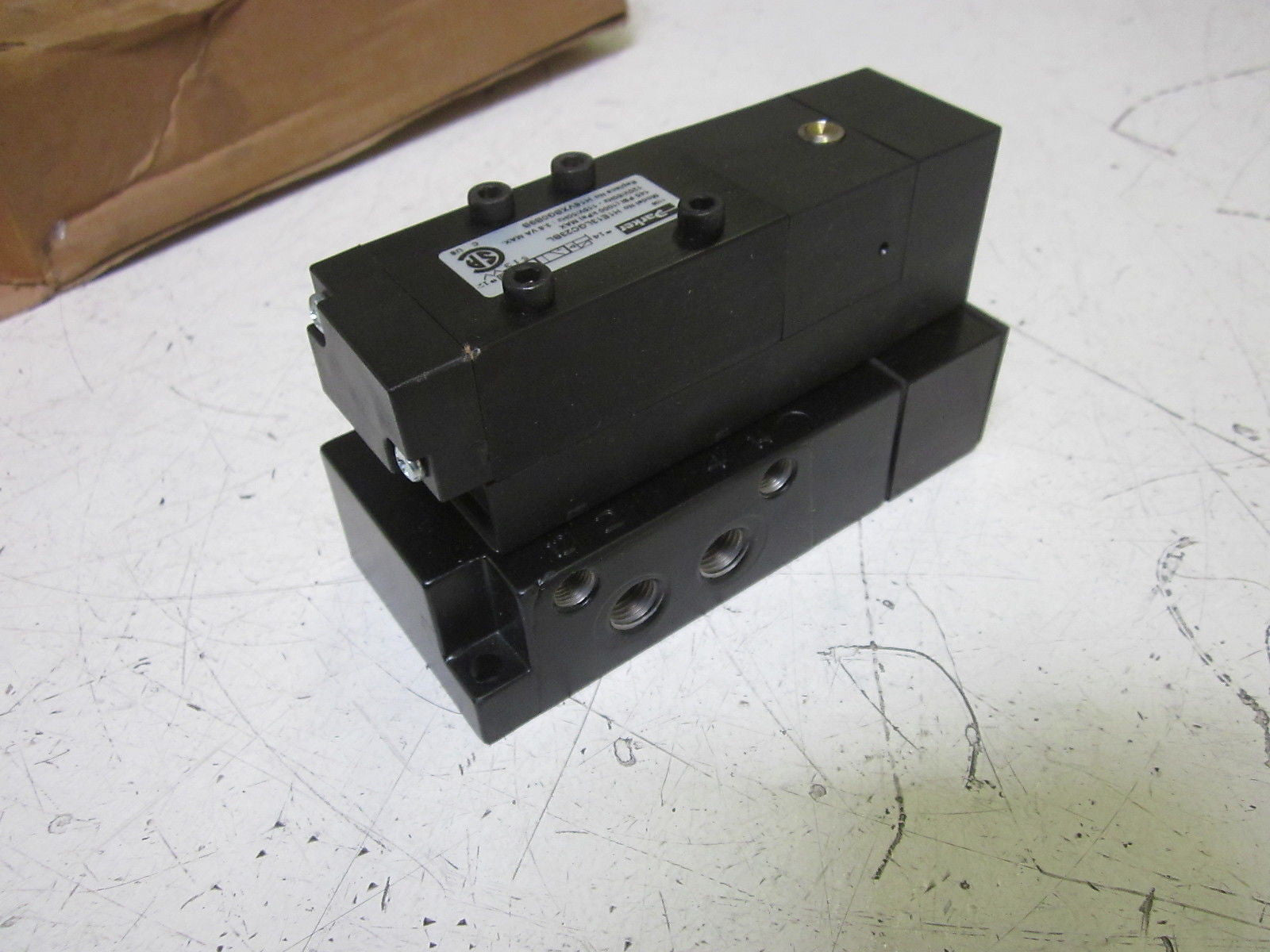 PARKER H1E13LGC23BL SOLENOID VALVE 2-WAY W/ BASE 120V *NEW IN BOX*