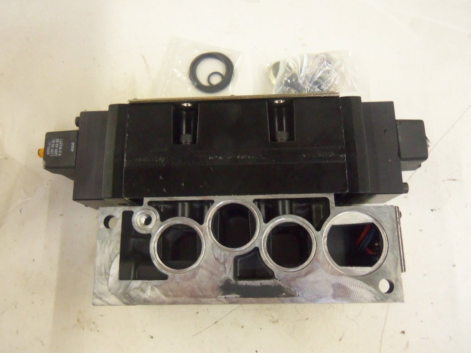 PARKER H4569LHA53A SOLENOID VALVE H45VXLHA53A *NEW NO BOX*