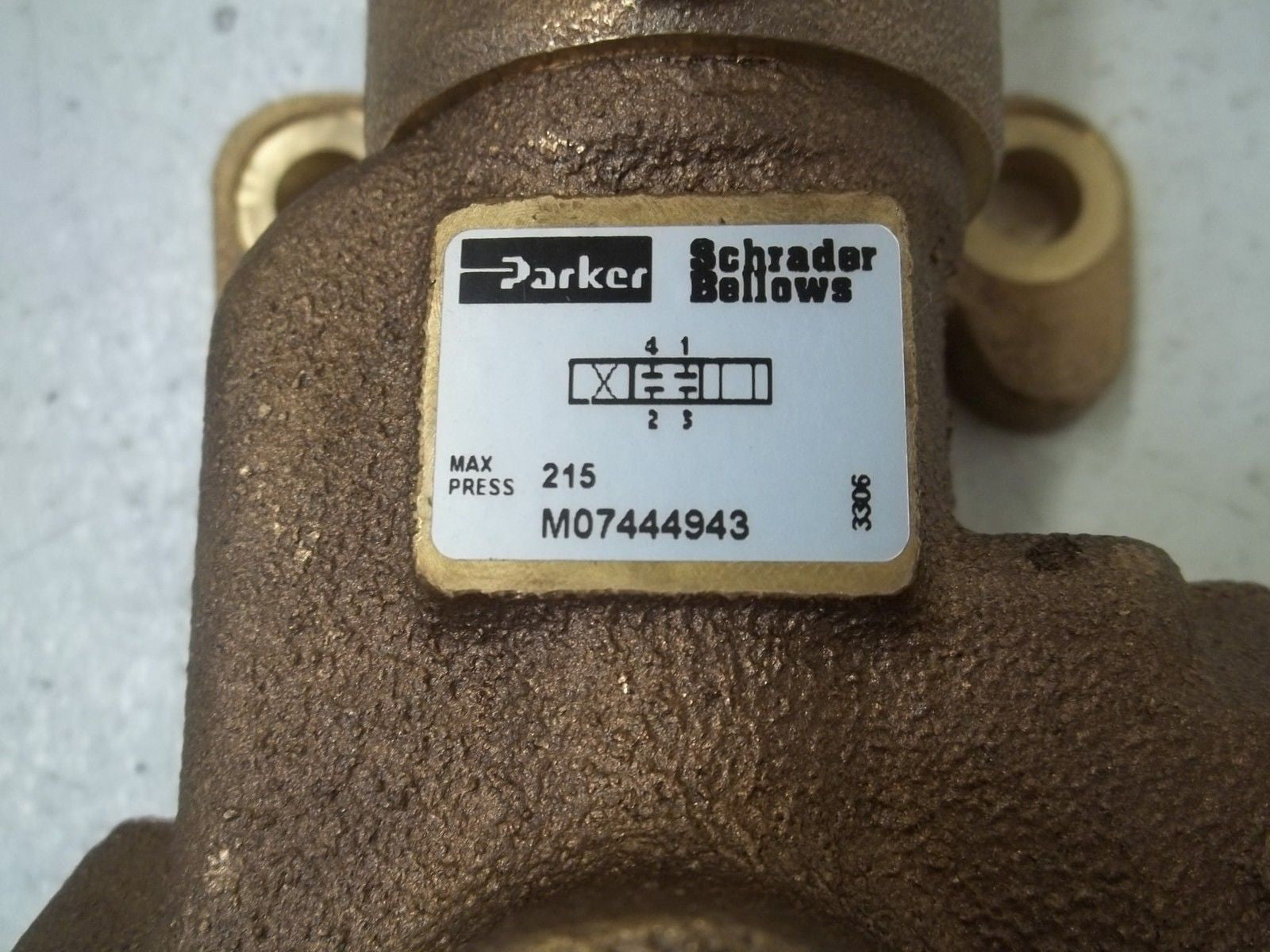 PARKER M07444943 4W3P APB MANUAL 215 PSIG *USED*
