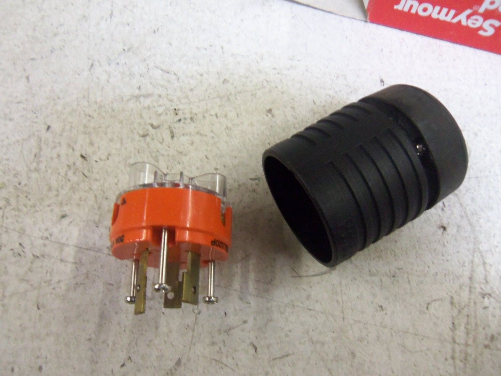 PASS & SEYMOUR TURNLOK IGL520-P PLUG *NEW IN BOX*