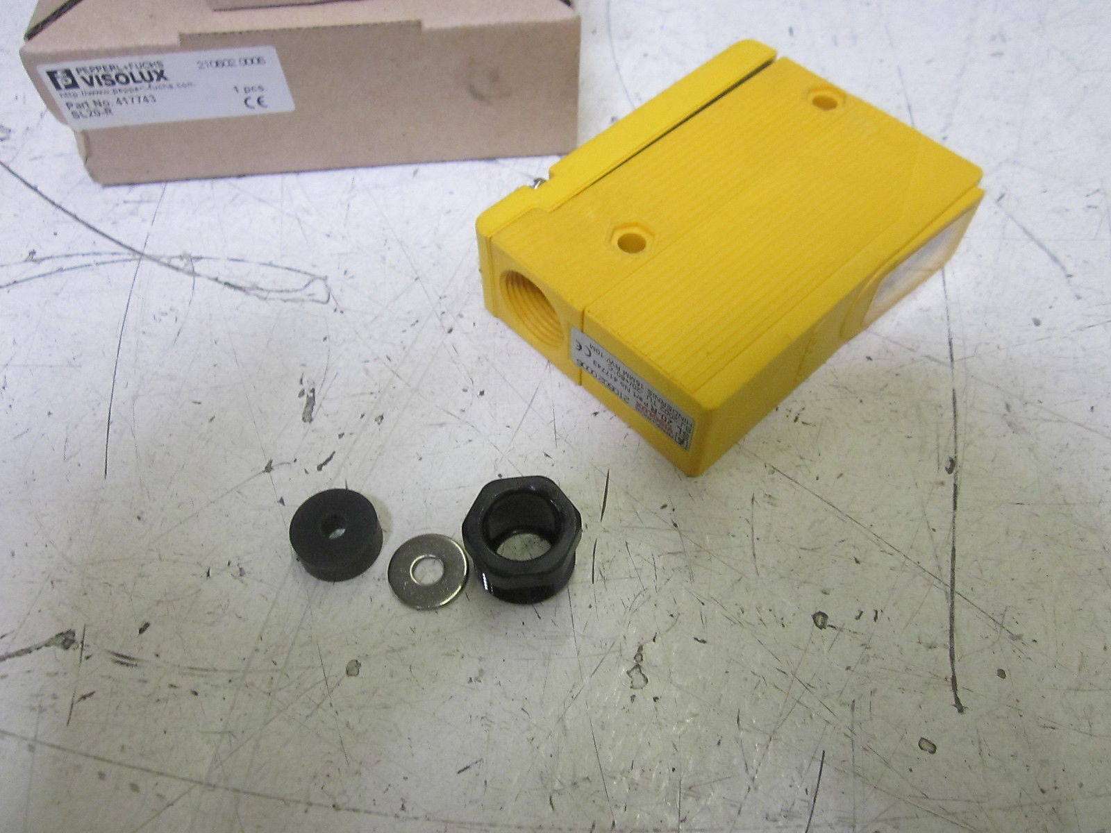 PEPPERL+FUCHS 417743 PHOTOELECTRIC SAFETY VISOLUX SENSOR *USED*
