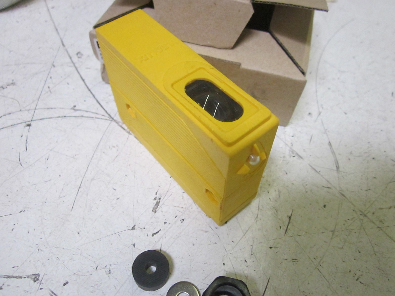 PEPPERL+FUCHS 417743 PHOTOELECTRIC SAFETY VISOLUX SENSOR *USED*