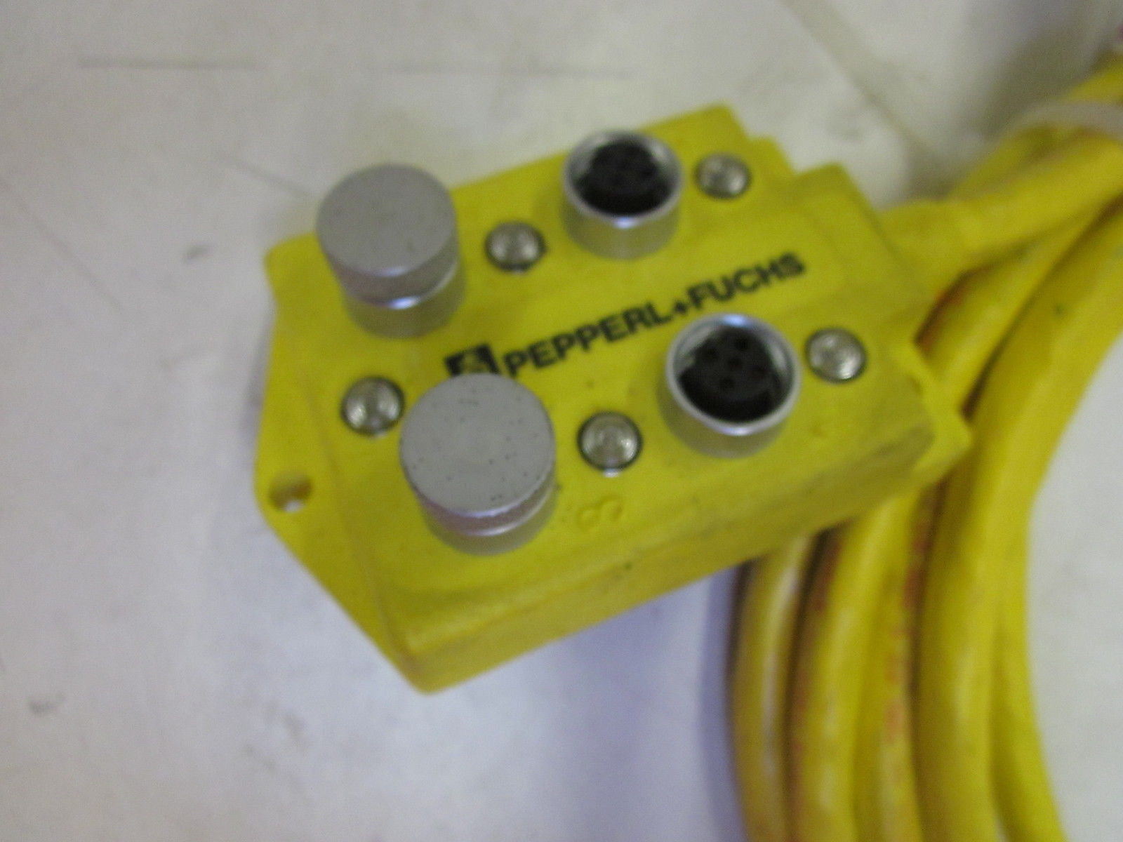 PEPPERL+FUCHS V1-4A-E2-5M-PVC *USED*