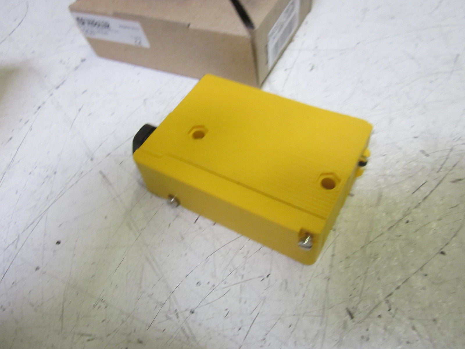 PEPPERL+FUCHS VISOLUX 417742 SENSOR *NEW IN BOX*