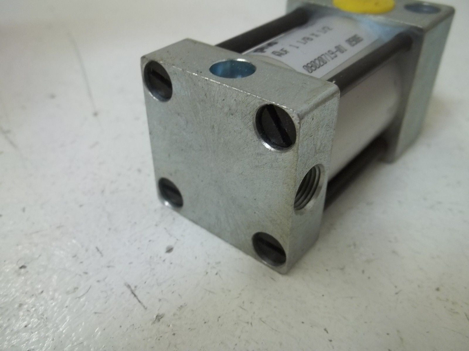 PHD AVF1-1/8x1/2 PNEUMATIC CYLINDER *USED*