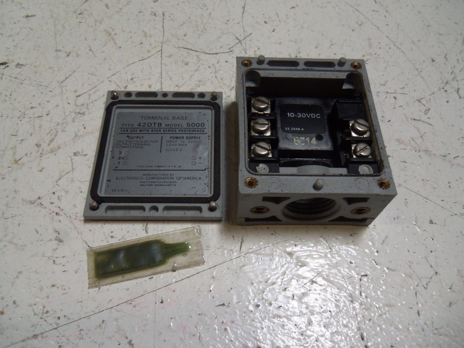 ECA PHOTOSWITCH 42DTB-5000 TERMINAL BASE *USED*