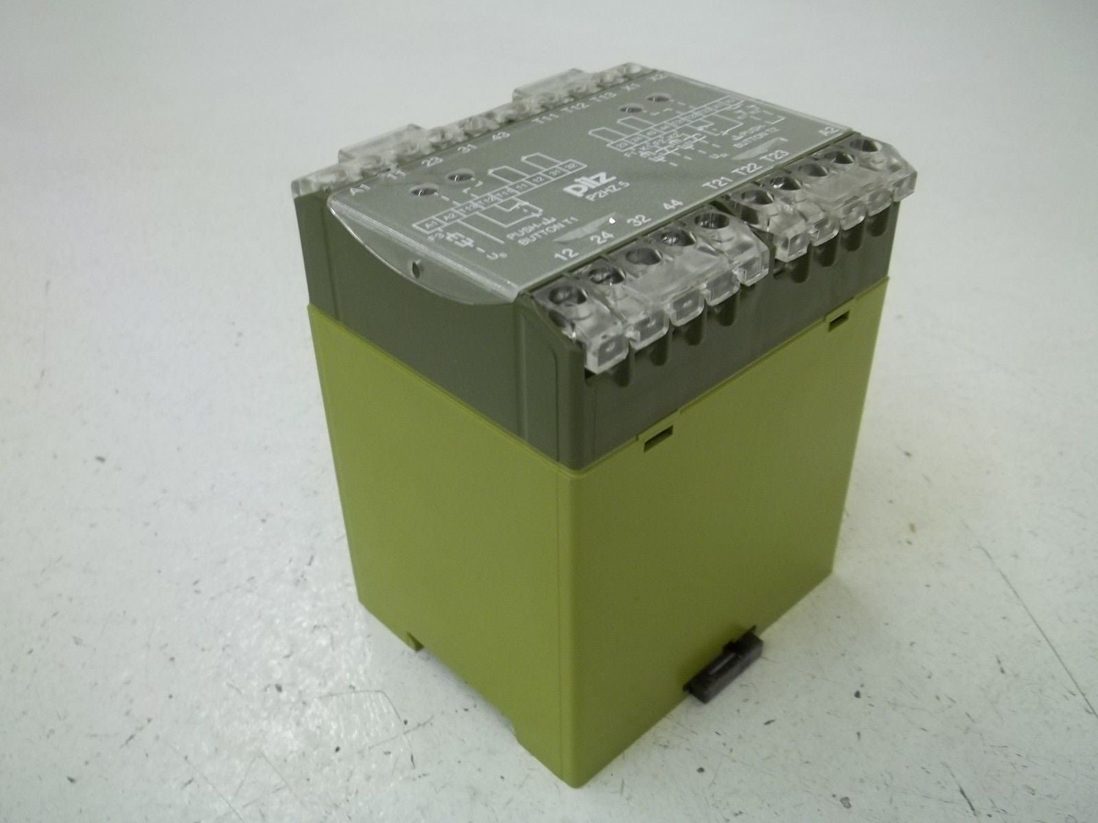 PILZ P2HZ5 24VDC 2S 2O SAFETY RELAY *NEW IN BOX*