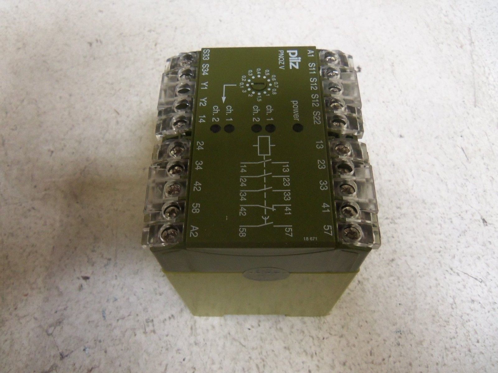 PILZ PNOZV 3/24VDC SAFETY RELAY *NEW IN BOX*