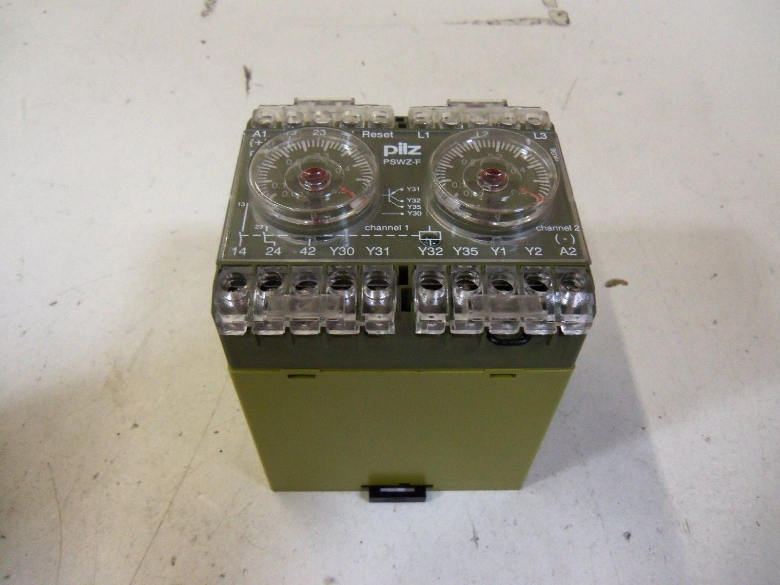 PILZ PSWZ-F230VAC2n/o1n/c2so SAFETY RELAY 230VAC  *NEW IN BOX*