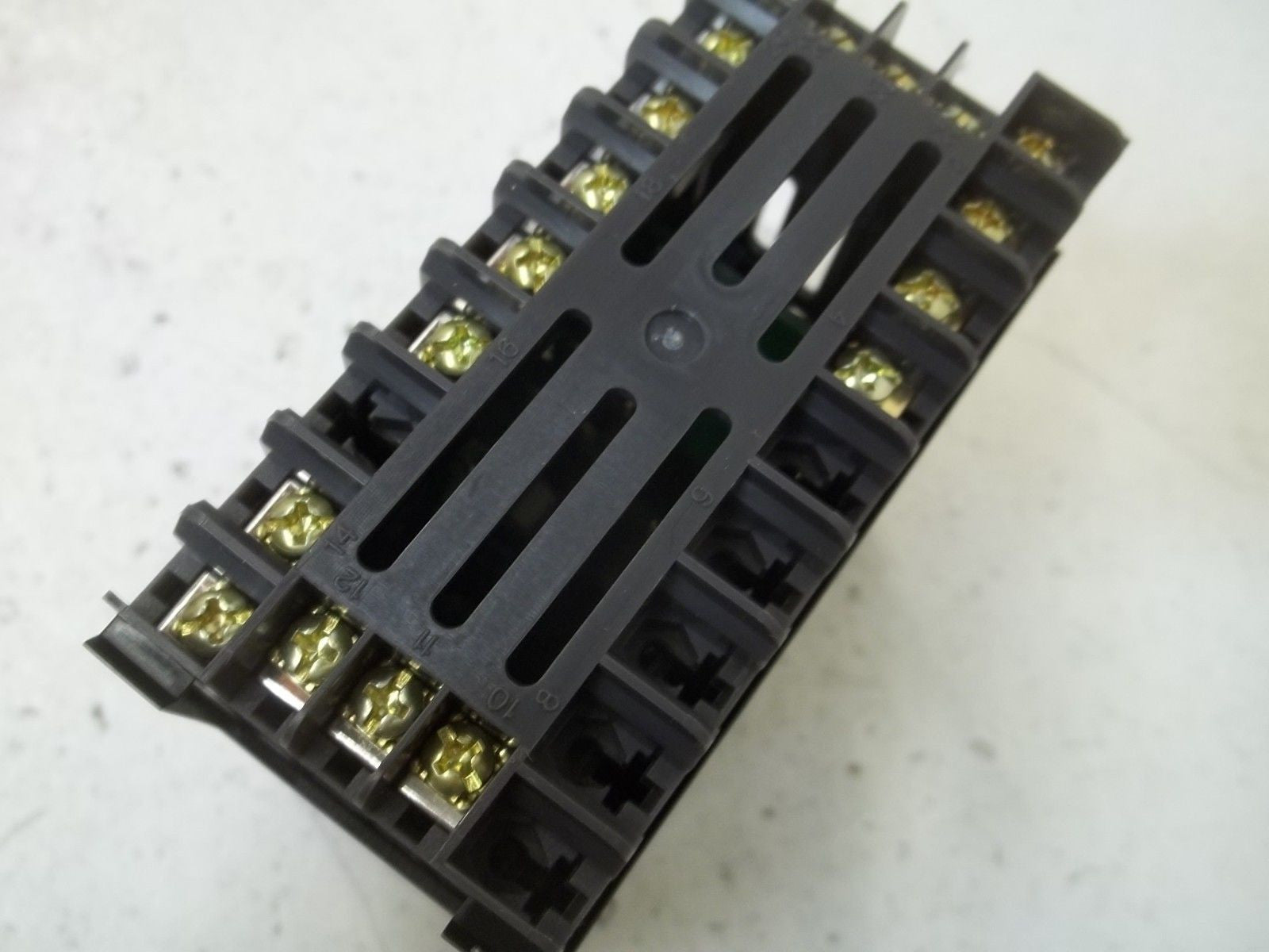 PYRO MATION INC. P8011Z2100000PM TEMPERATURE CONTROLLER *NEW NO BOX*
