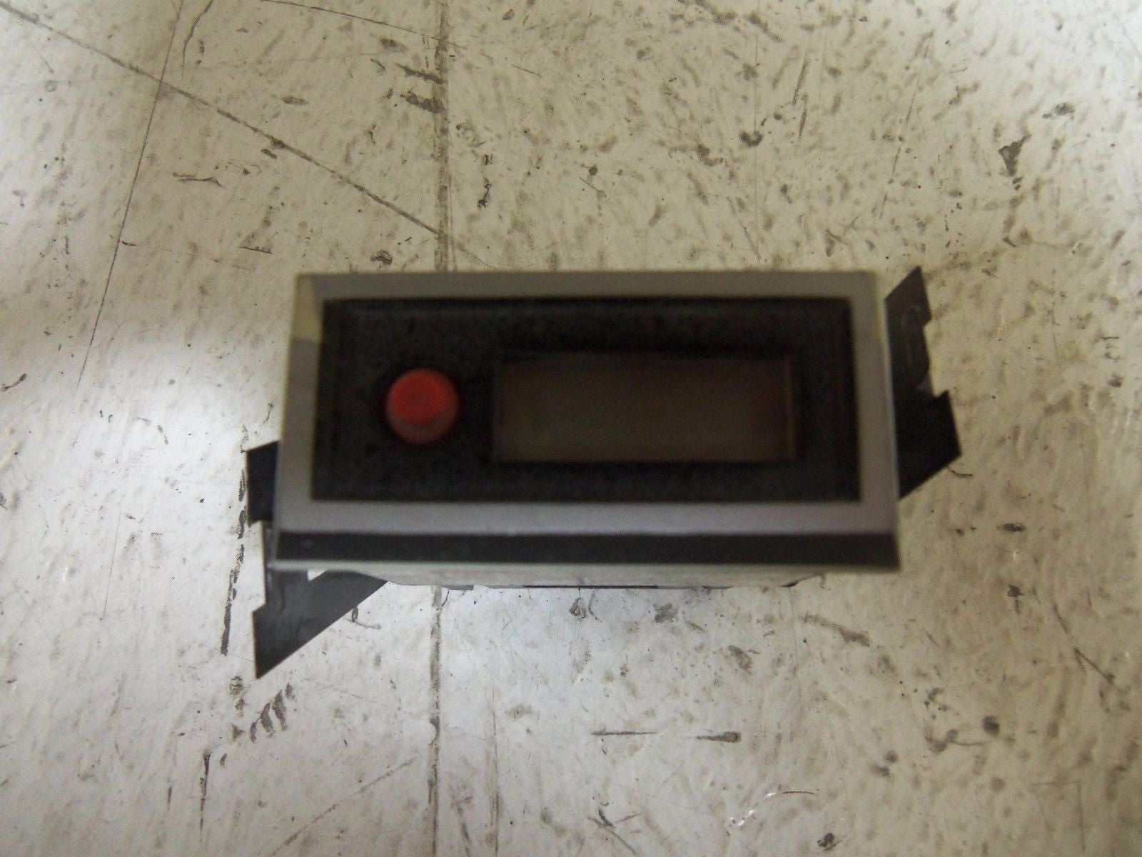 RED LION CONTROLS CUB10000 MINIATURE COUNTER *USED*