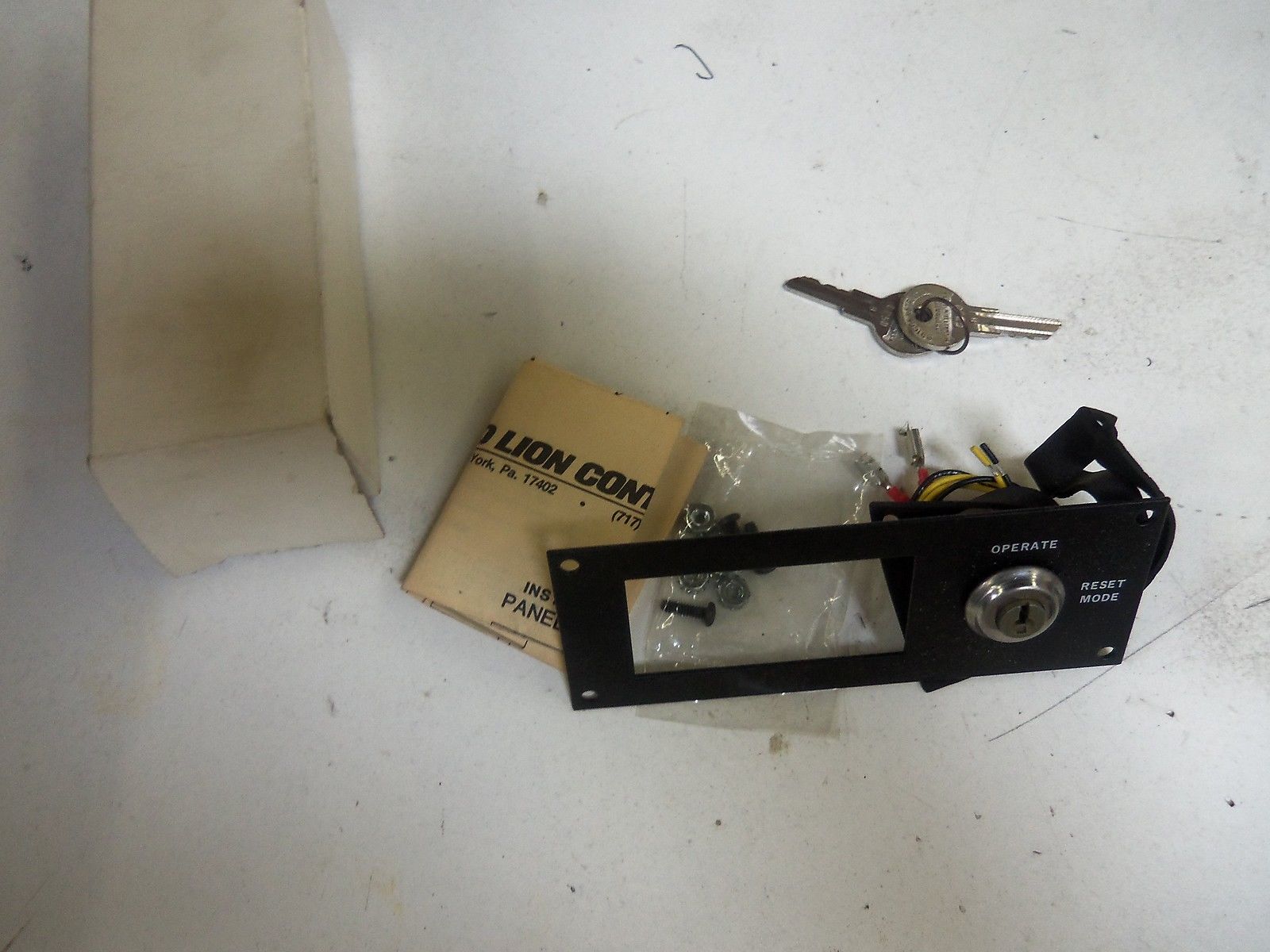RED LION CONTROLS PMK2A000 PANEL MOUNT KIT *NEW IN BOX*