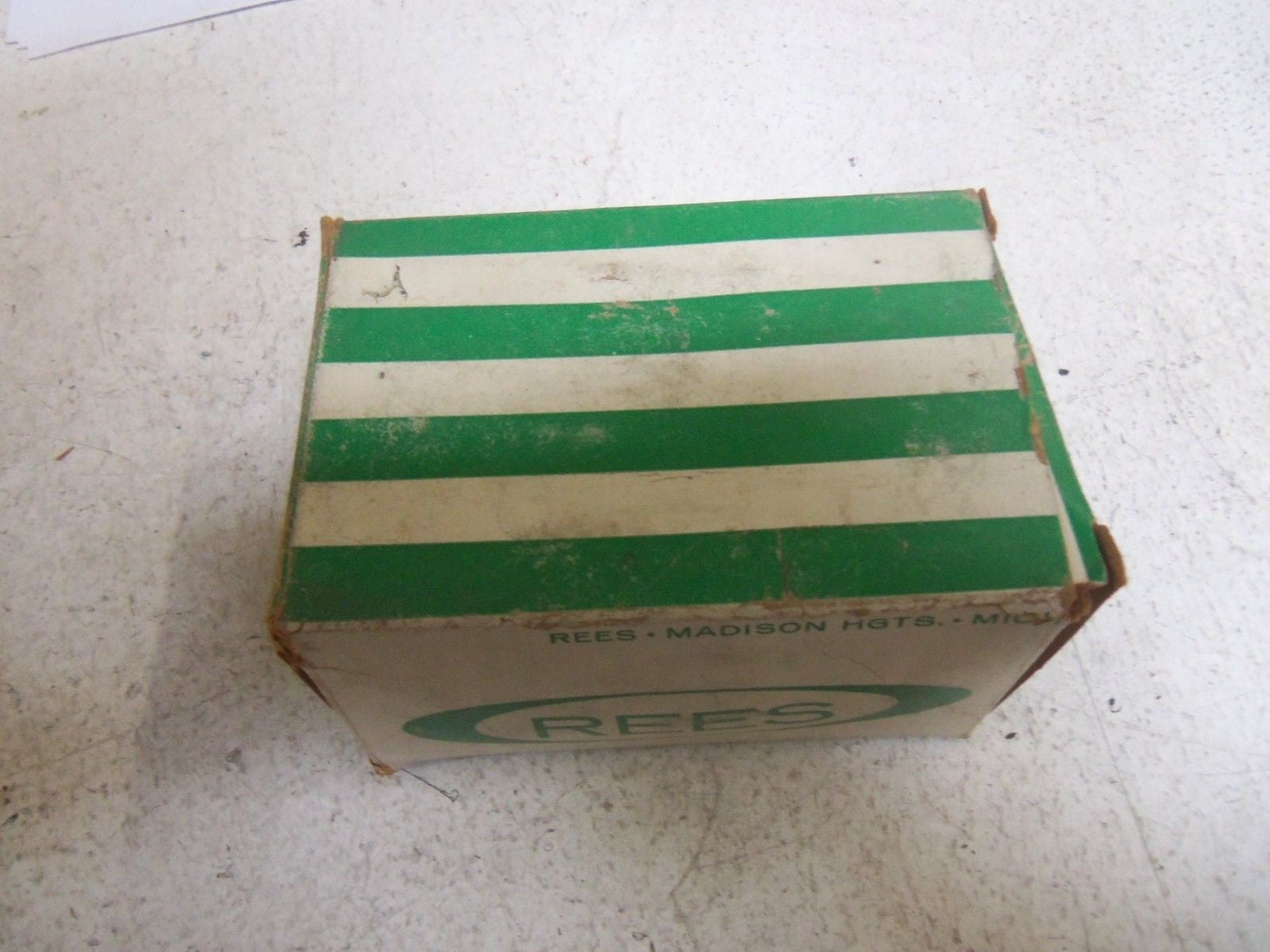 REES 01760-012 MUSHROOM PUSHBUTTON w/ KEY *NEW IN BOX*